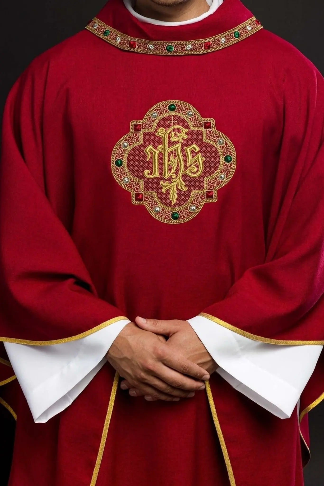 Casulla con cinturón ricamente bordado y ribete alrededor del bordado del cuello IHS I en rojo