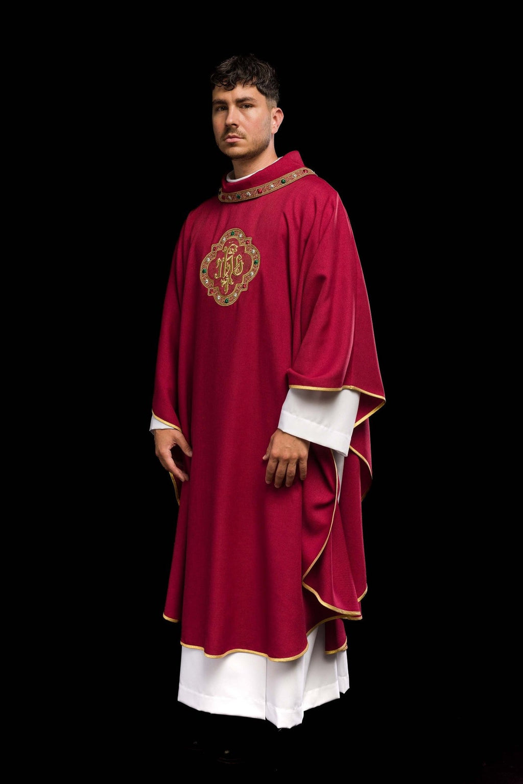 Ornat z bogato haftowanym pasem i lamówką wokół haft IHS I kołnierza w kolorze czerwonym