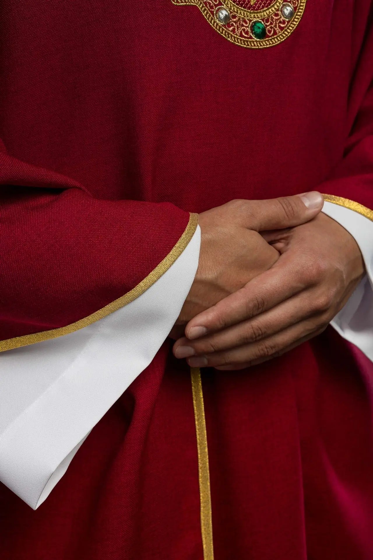 Casulla con cinturón ricamente bordado y ribete alrededor del bordado del cuello IHS I en rojo