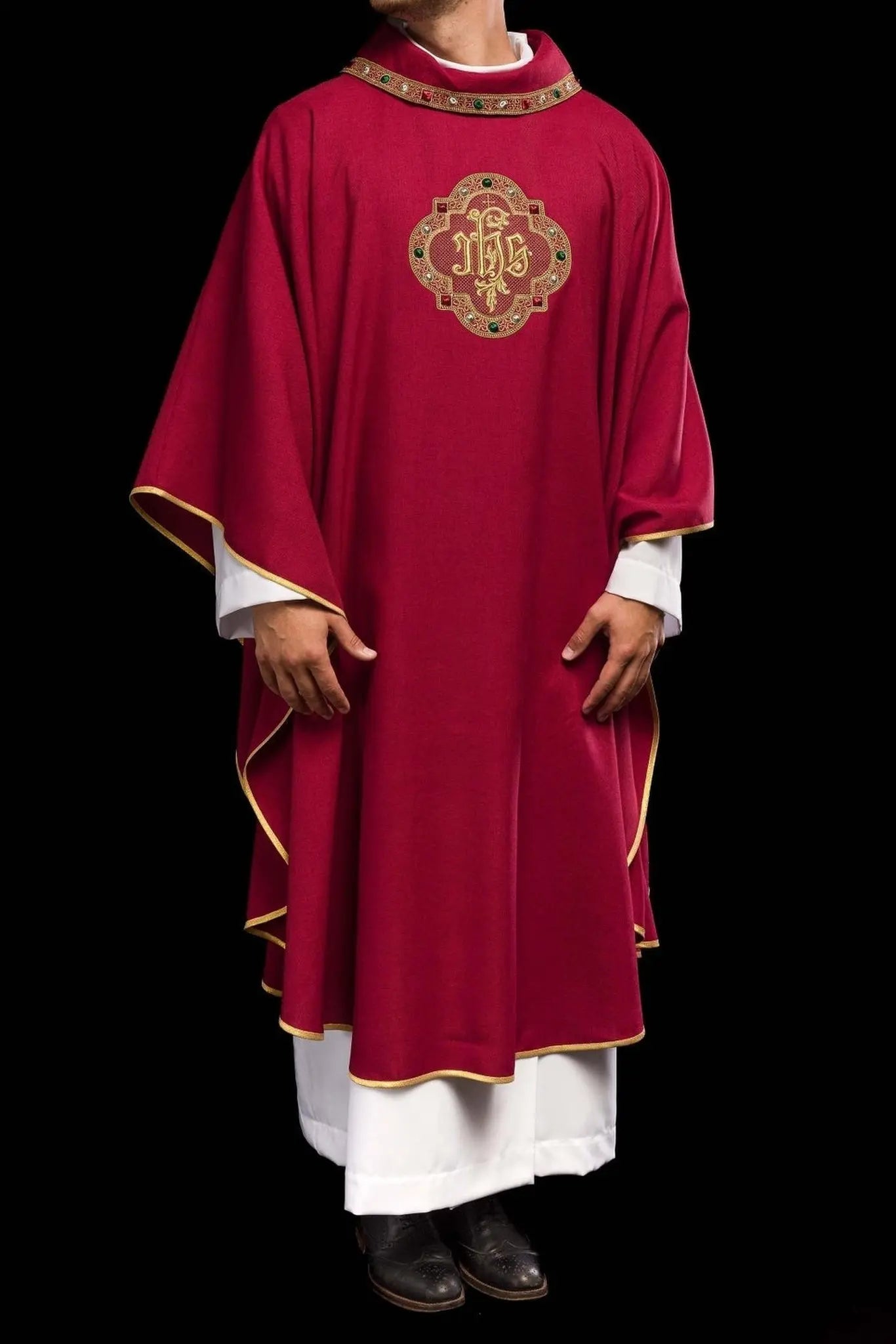 Casulla con cinturón ricamente bordado y ribete alrededor del bordado del cuello IHS I en rojo