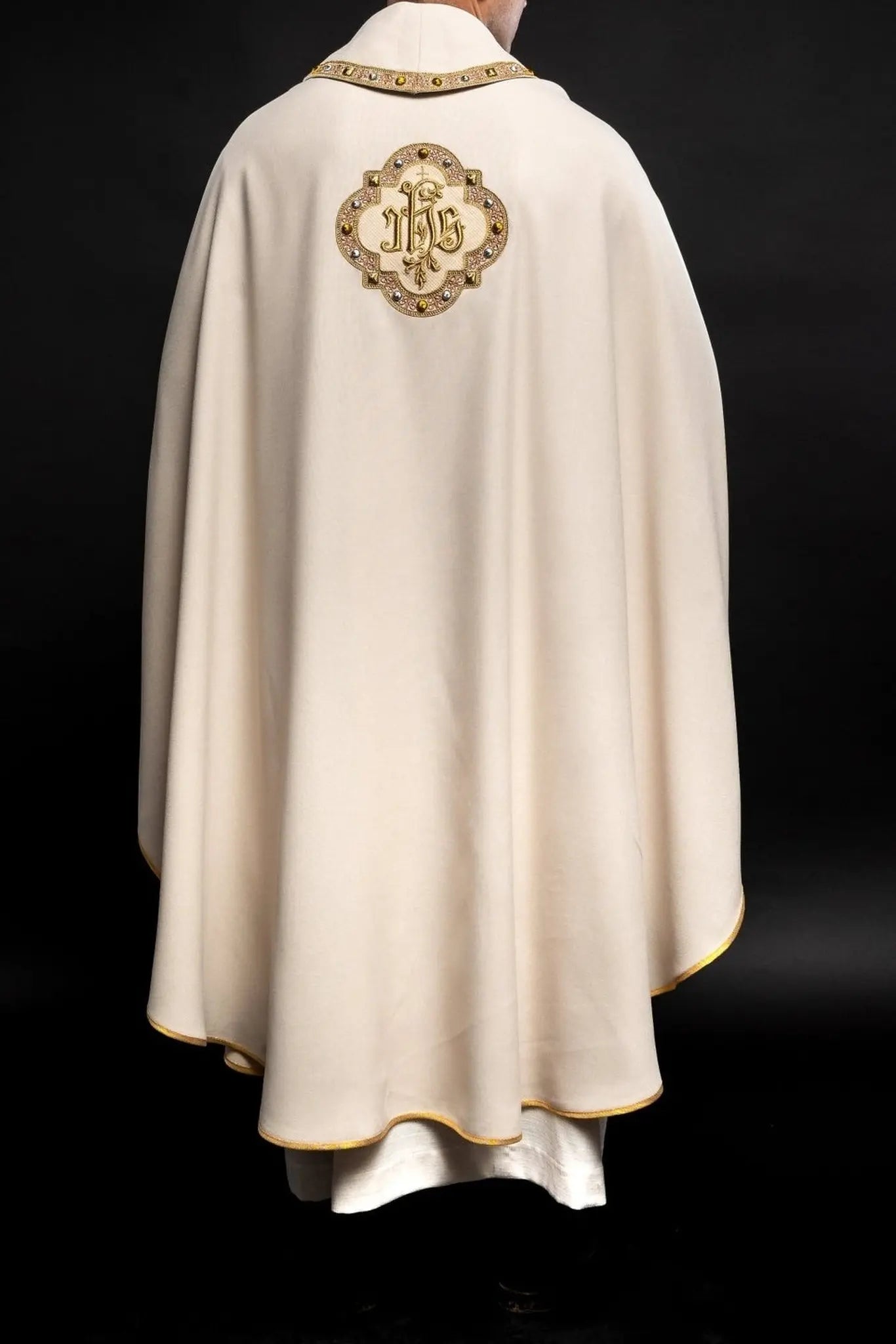 Casulla con cinturón ricamente bordado y ribete alrededor del bordado IHS, cuello en color ecru