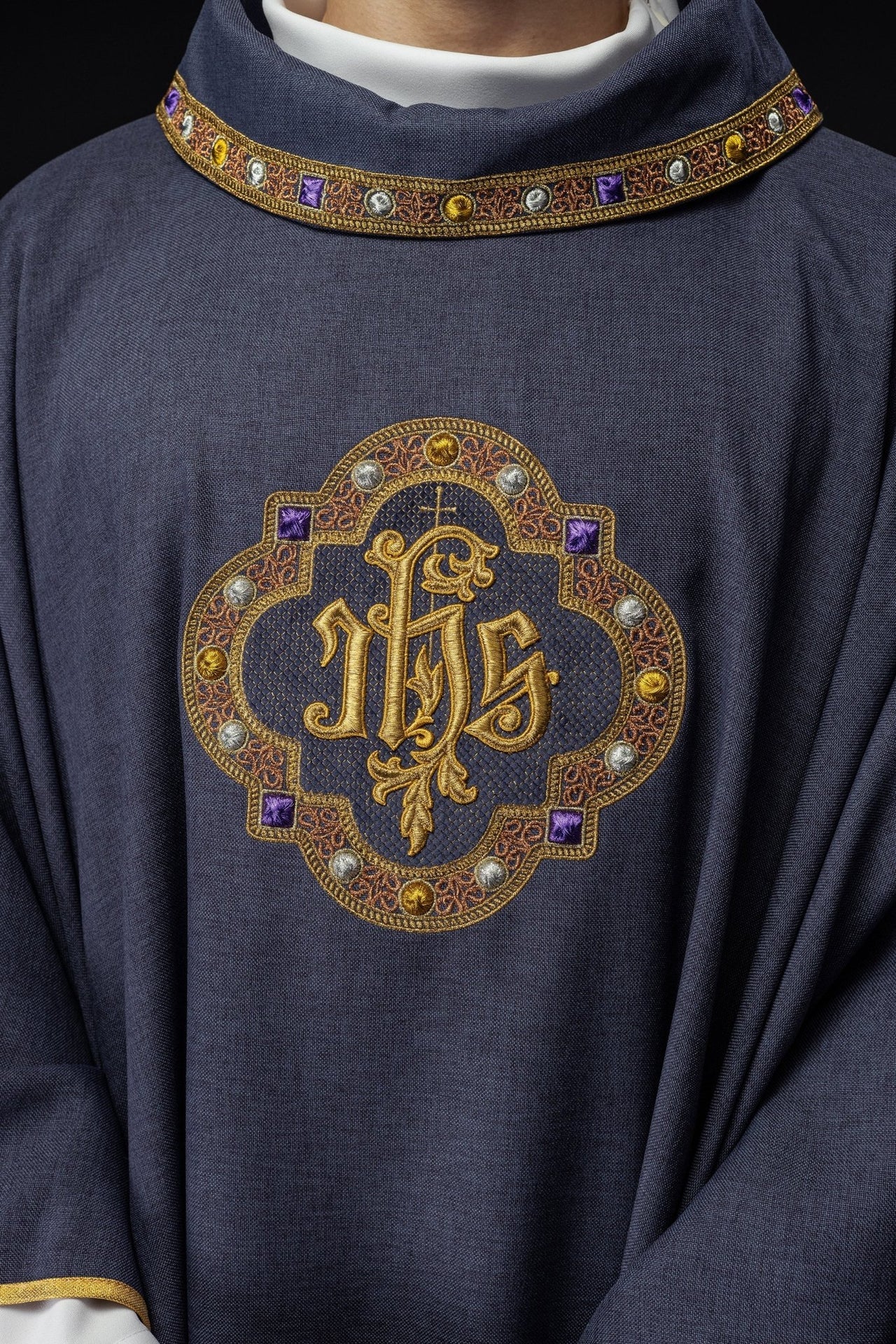 Ornat z bogato haftowanym pasem i lamówką wokół haft IHS I kołnierza w kolorze fioletowym