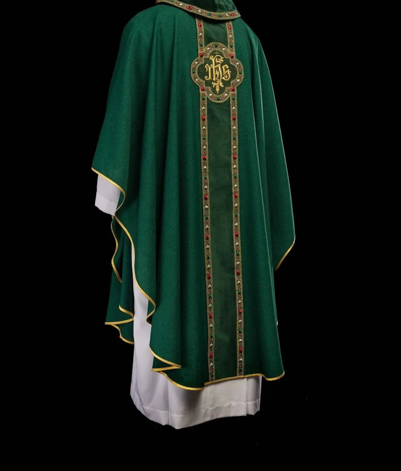 Casulla con cinturón ricamente bordado y ribete alrededor del bordado IHS y cuello en verde