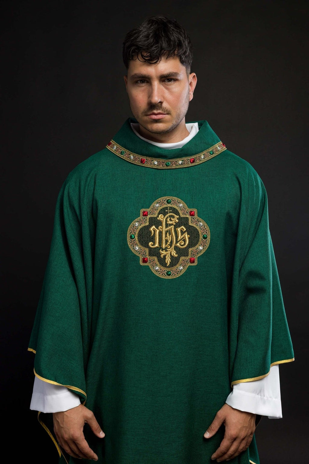 Ornat z bogato haftowanym pasem i lamówką wokół haft IHS I kołnierza w kolorze zielonym
