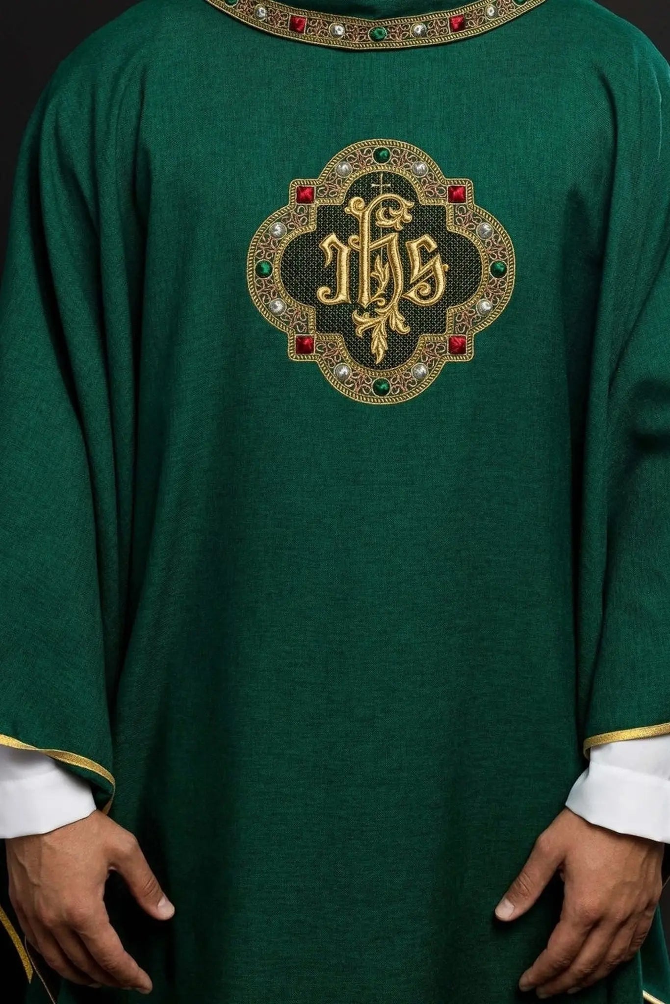 Casulla con cinturón ricamente bordado y ribete alrededor del bordado del cuello IHS I en verde