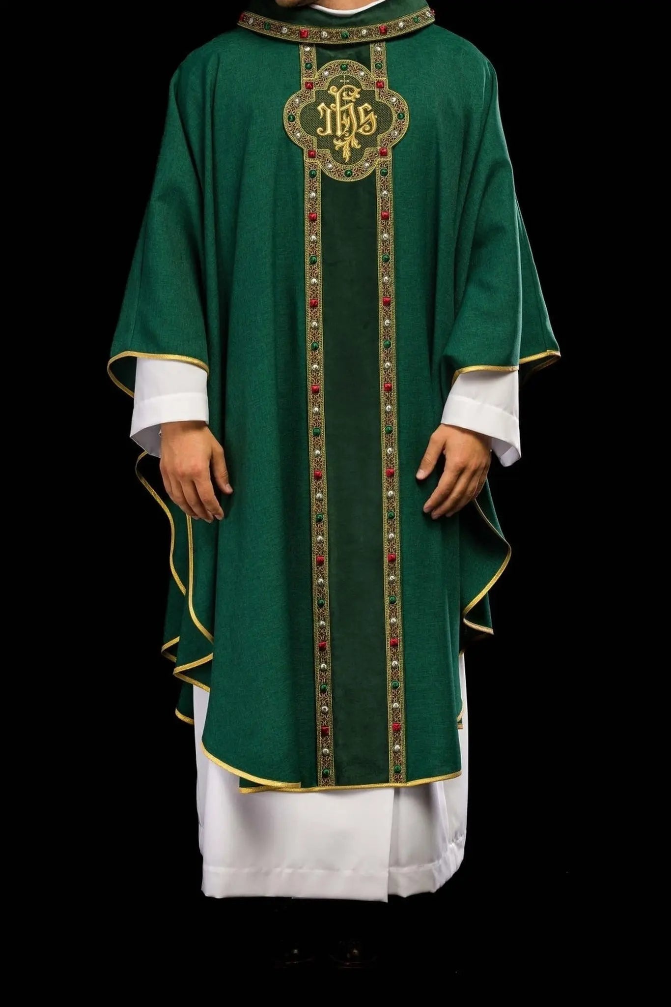 Casulla con cinturón ricamente bordado y ribete alrededor del bordado IHS y cuello en verde