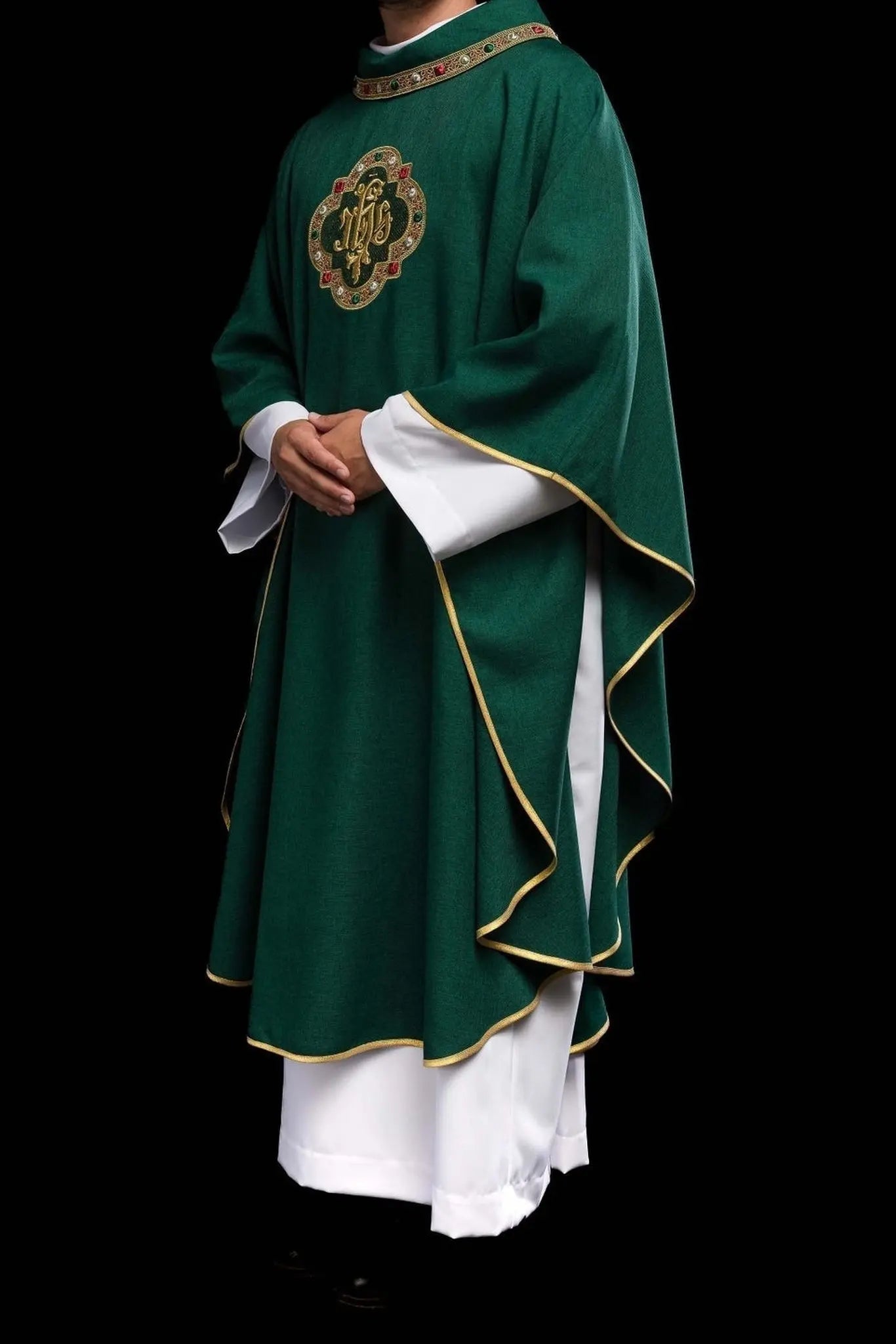 Casulla con cinturón ricamente bordado y ribete alrededor del bordado del cuello IHS I en verde