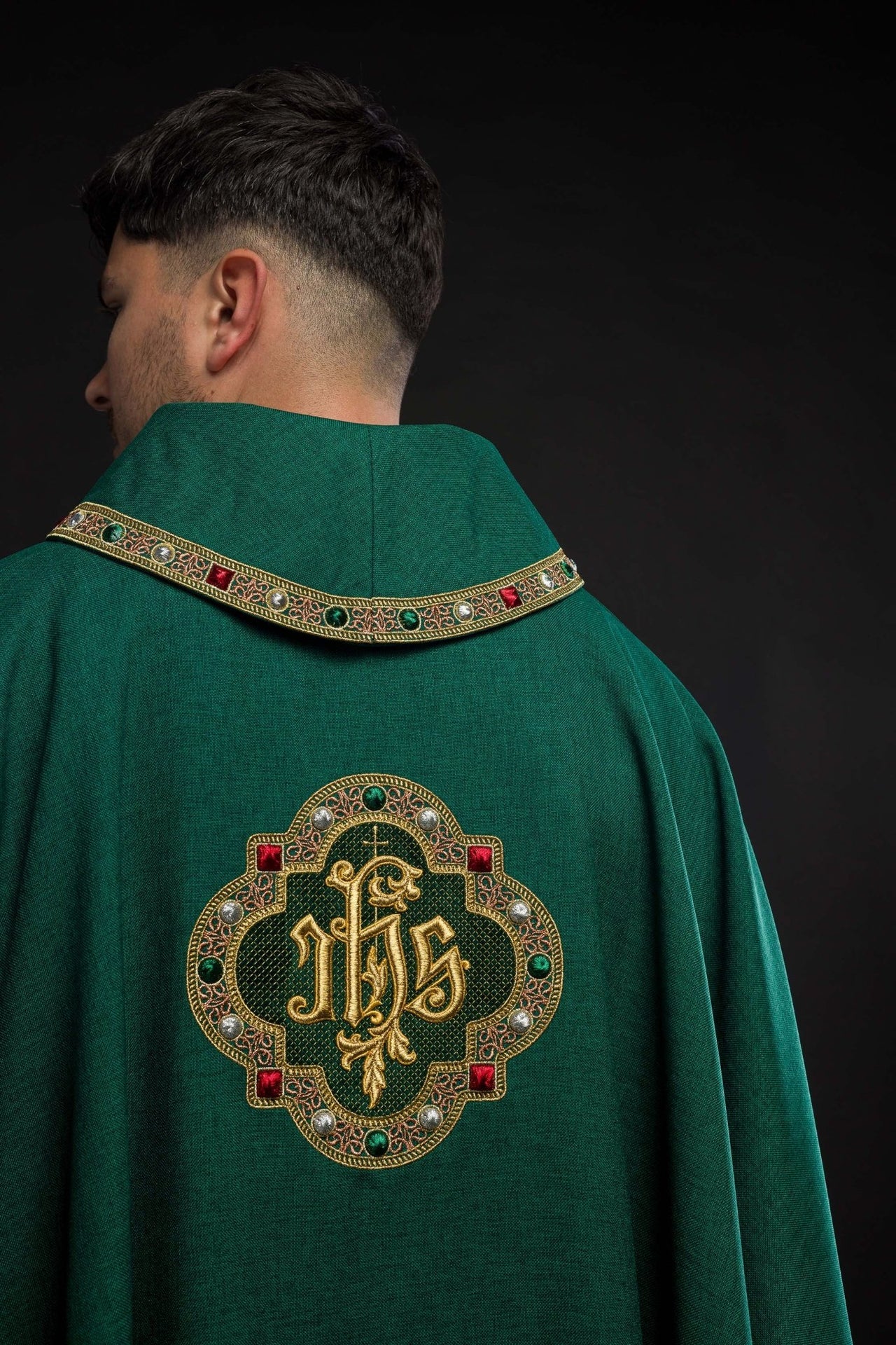 Ornat z bogato haftowanym pasem i lamówką wokół haft IHS I kołnierza w kolorze zielonym