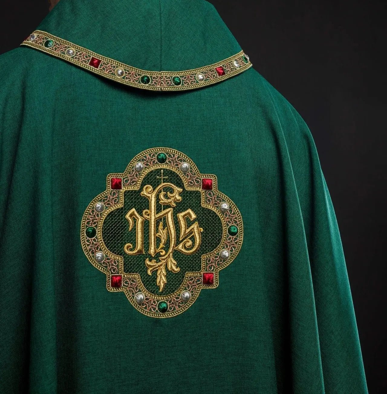 Casulla con cinturón ricamente bordado y ribete alrededor del bordado del cuello IHS I en verde