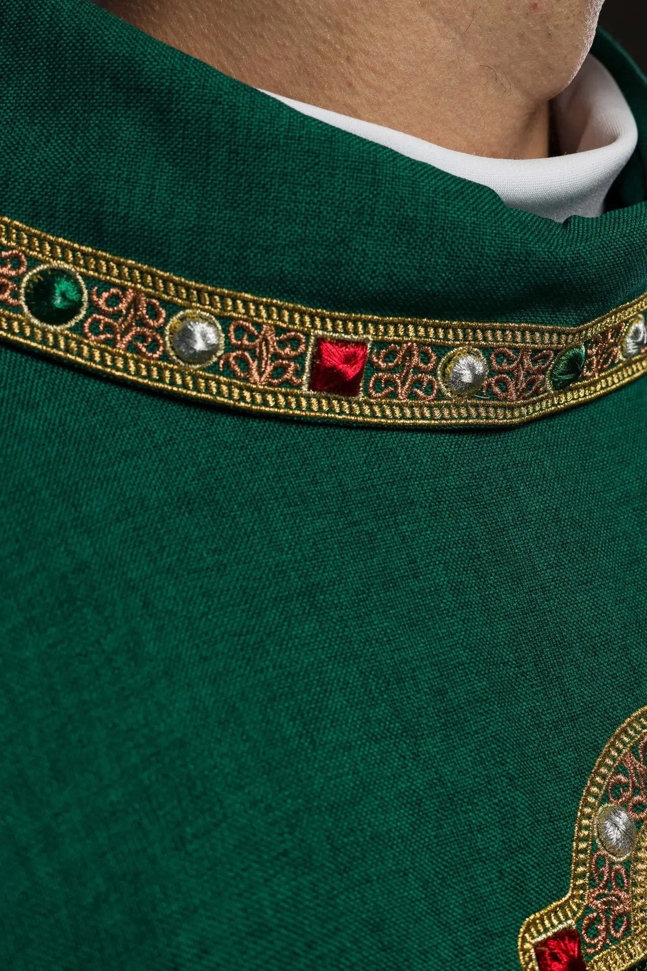 Casulla con cinturón ricamente bordado y ribete alrededor del bordado del cuello IHS I en verde