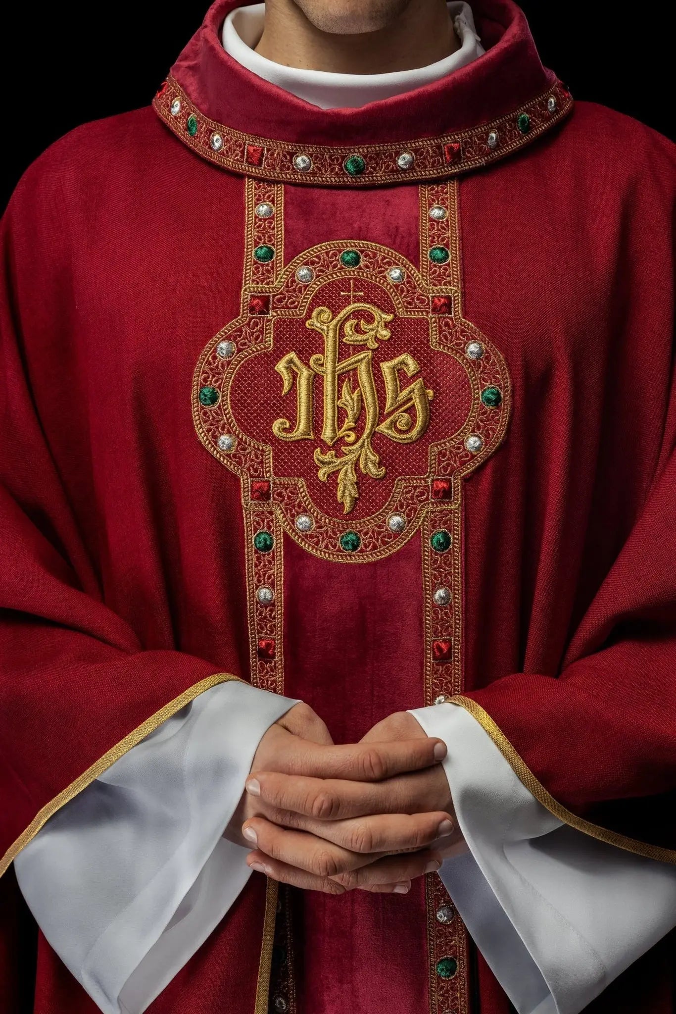 Casulla con cinturón ricamente bordado y ribete alrededor del bordado IHS y cuello en rojo
