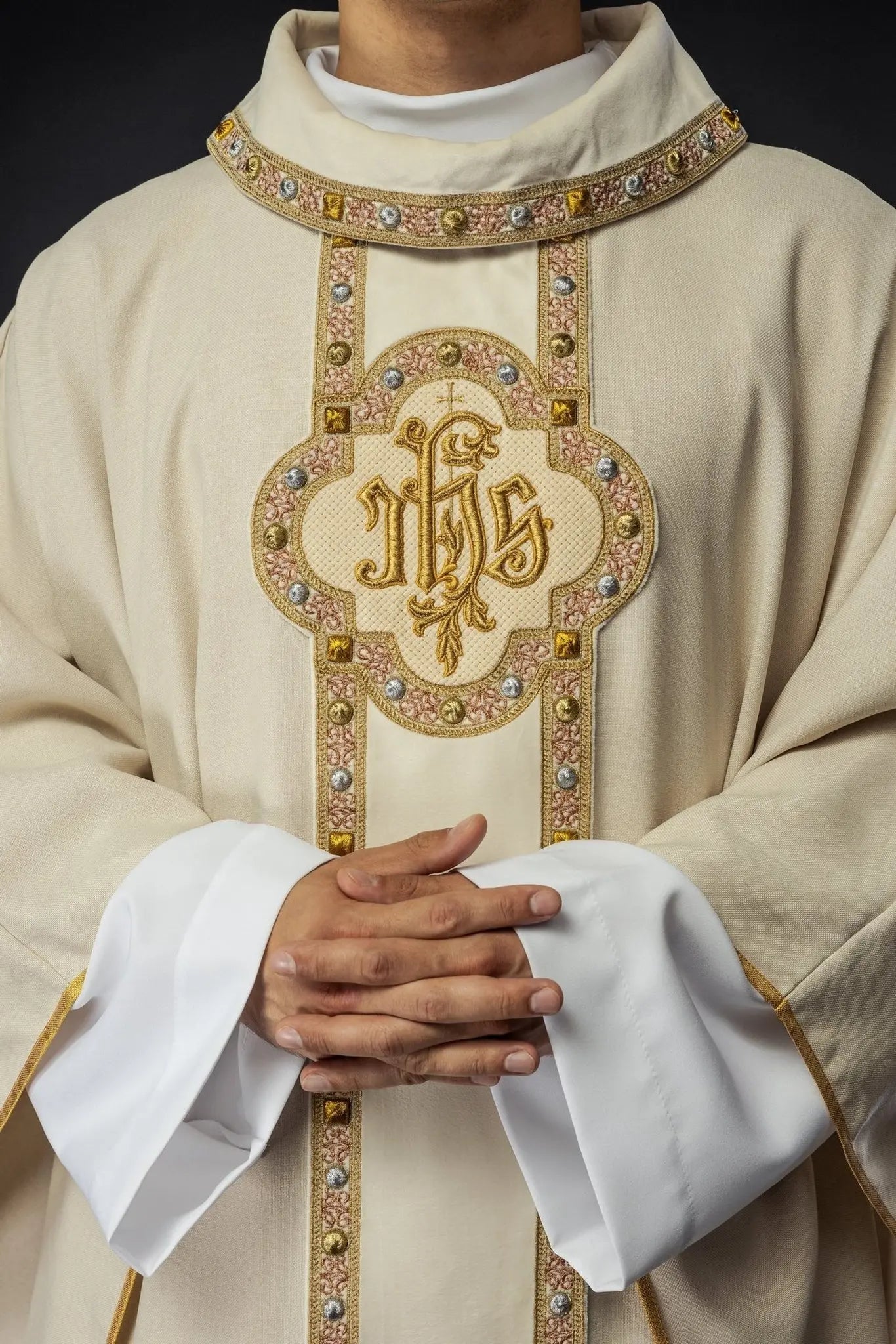 Chasuble with richly embroidered belt and piping around IHS embroidery and collar in ecru color