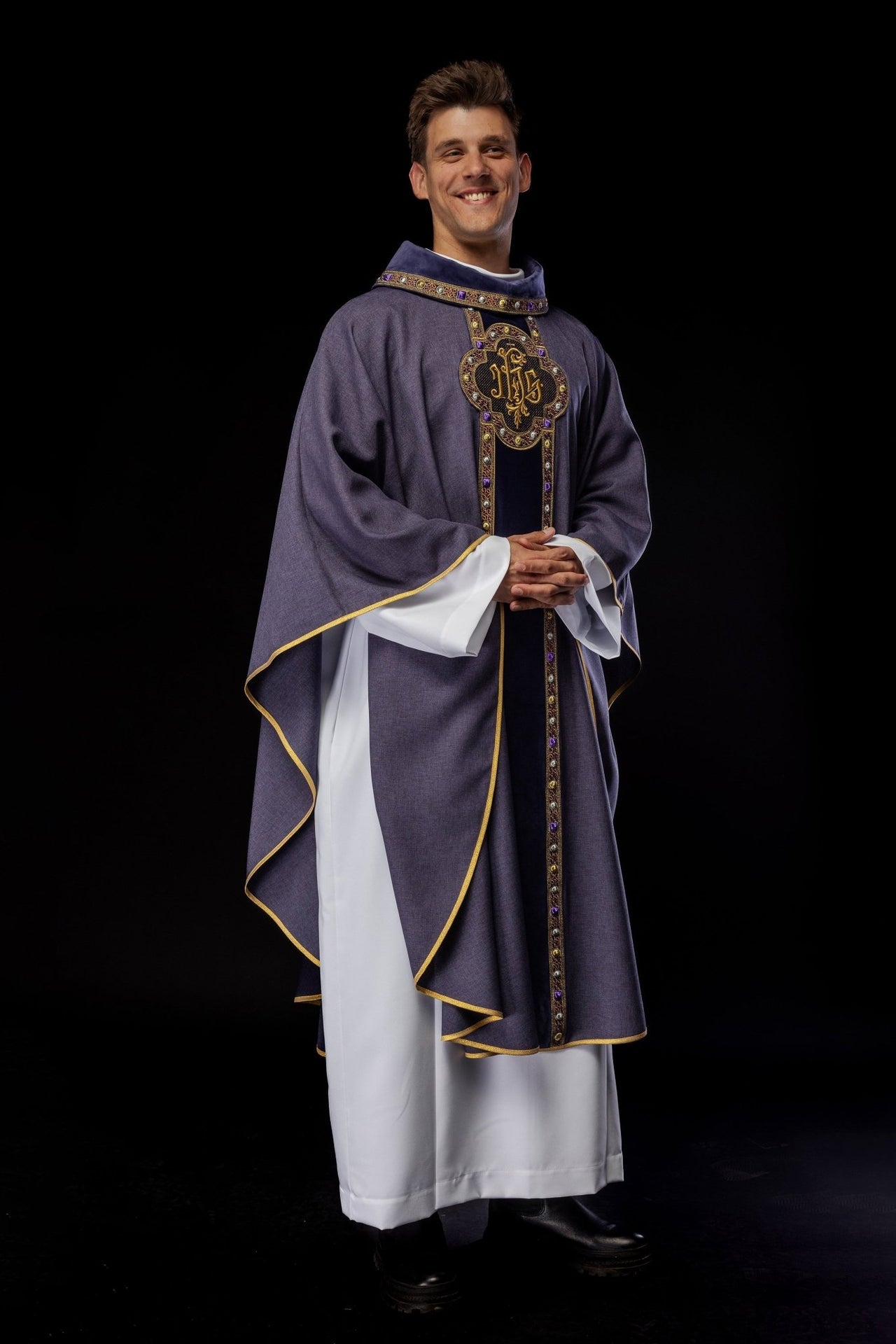 Ornat z bogato haftowanym pasem i lamówką wokół haftu IHS i kołnierza w kolorze fioletowym