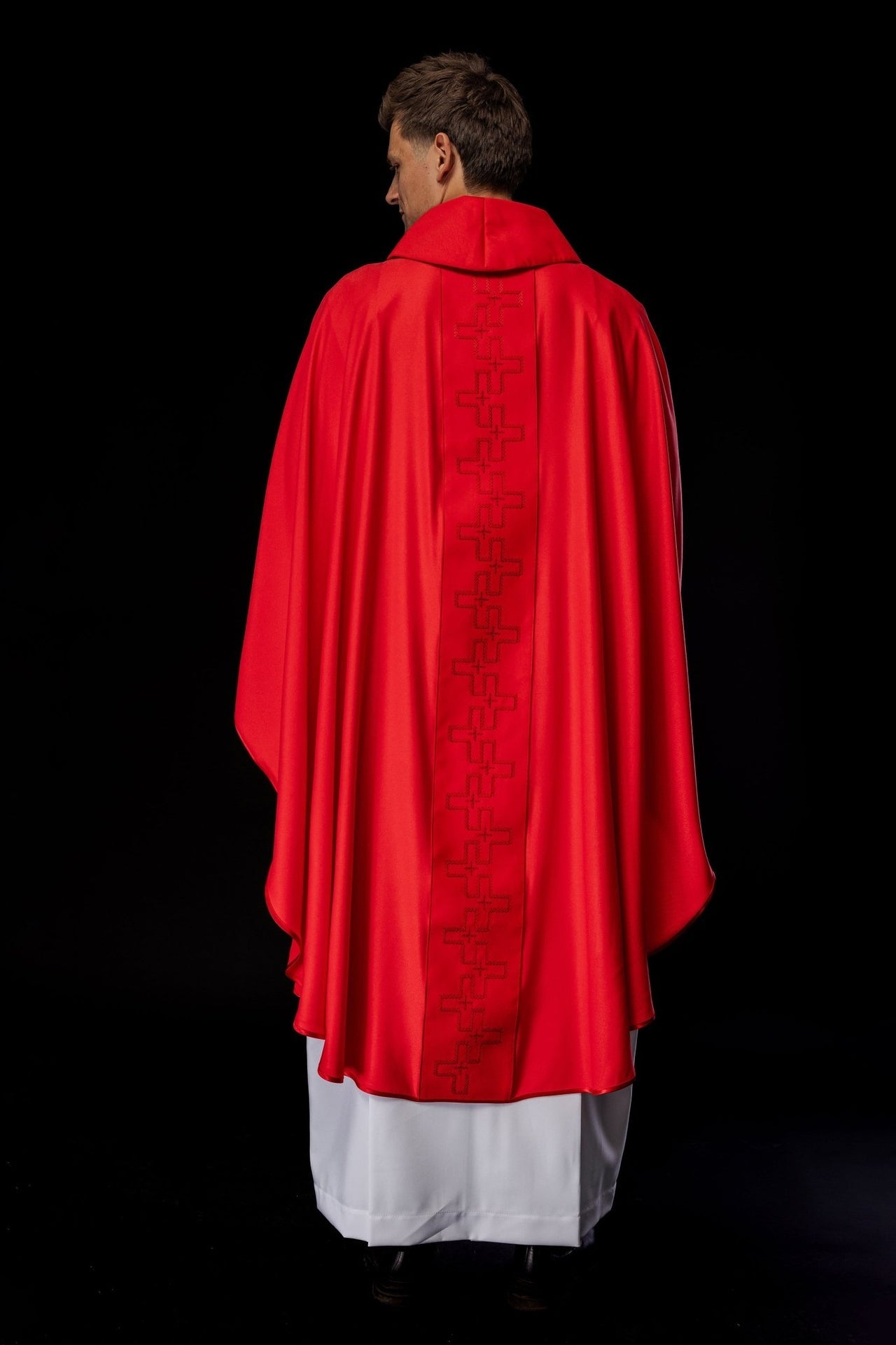 Ornat z bogato haftowanym pasem w haft krzyży w kolorze czerwonym