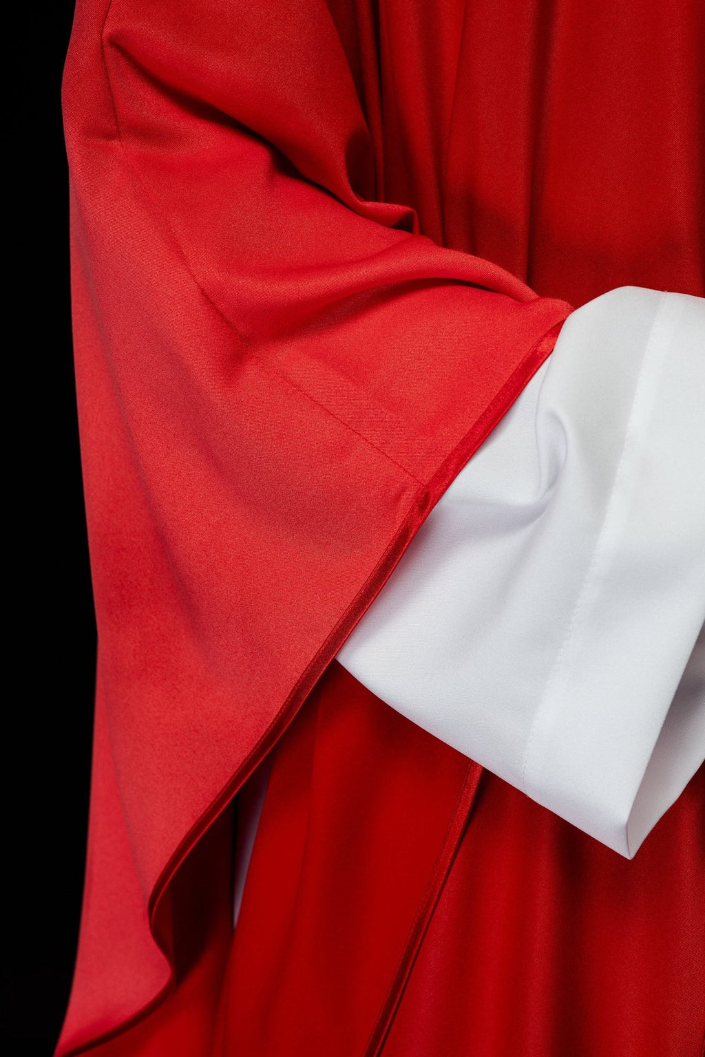 Ornat z bogato haftowanym pasem w haft krzyży w kolorze czerwonym