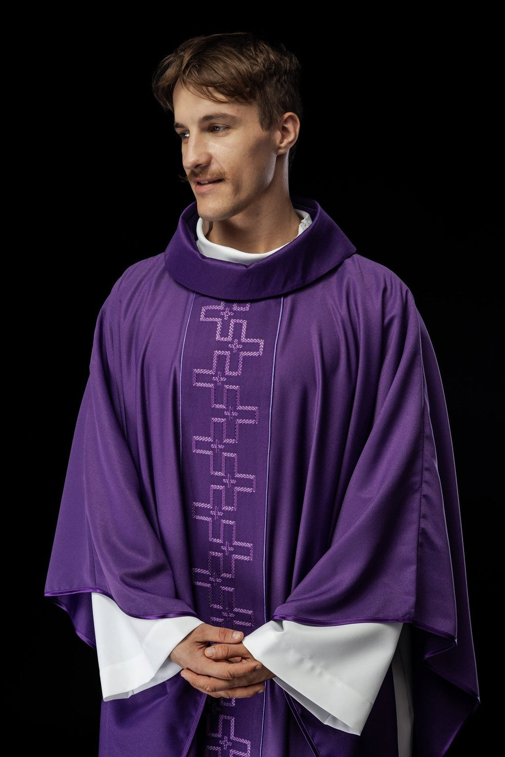 Ornat z bogato haftowanym pasem w haft krzyży w kolorze fioletowym