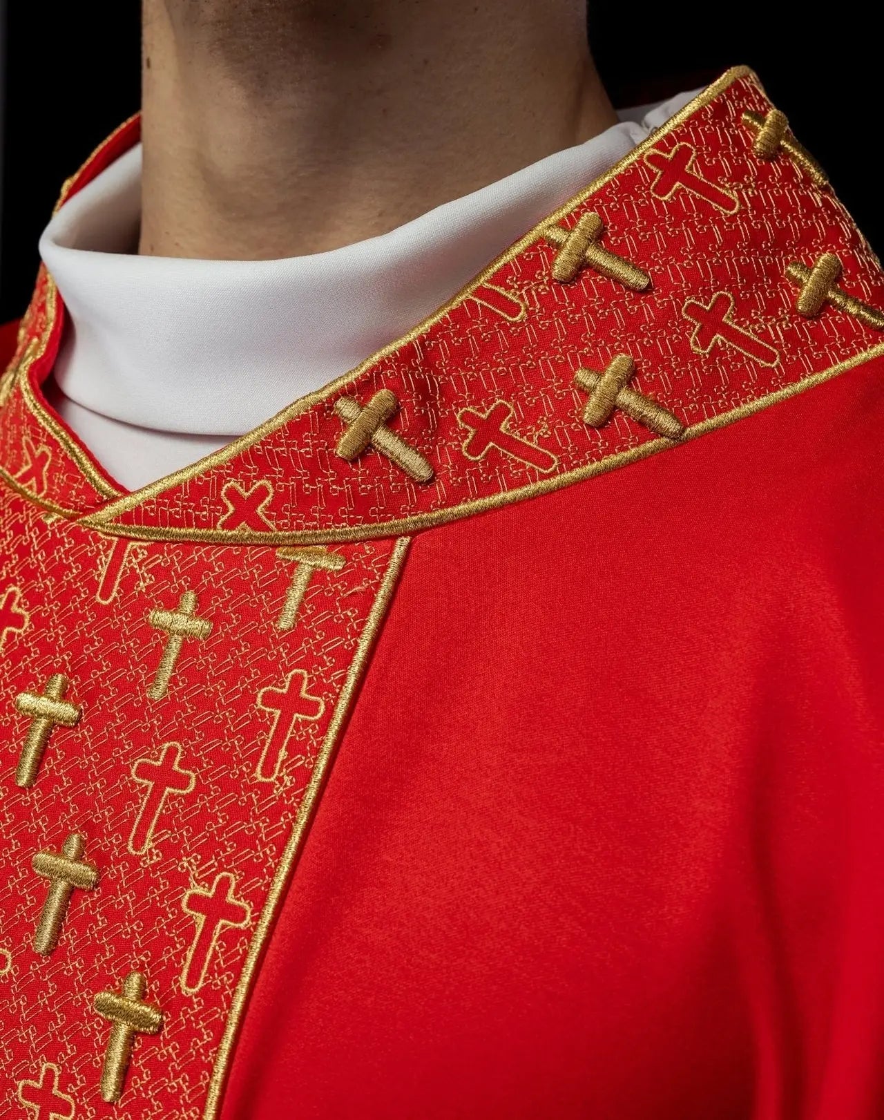 Casulla con cinturón ricamente bordado con cruces en color rojo