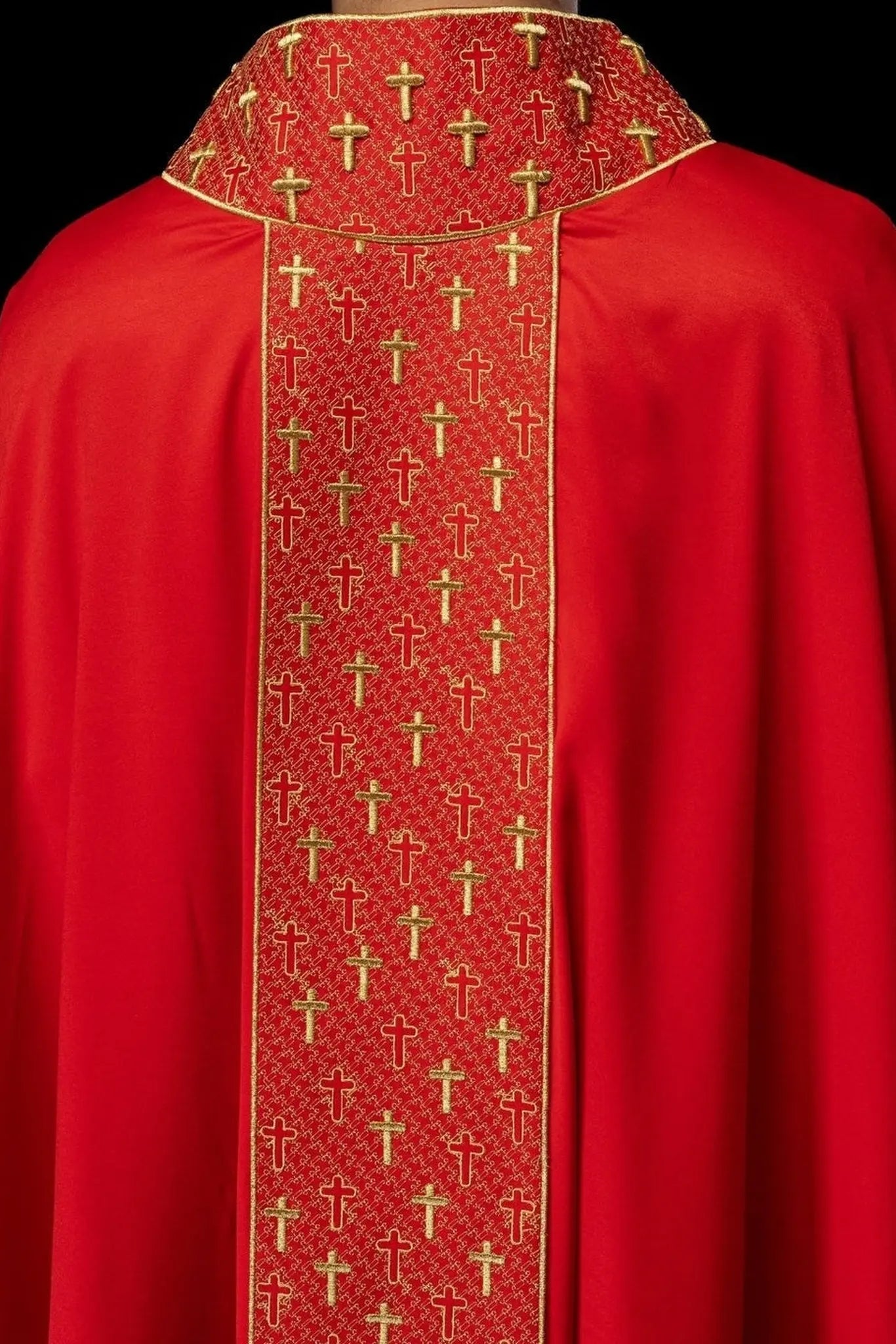 Casulla con cinturón ricamente bordado con cruces en color rojo