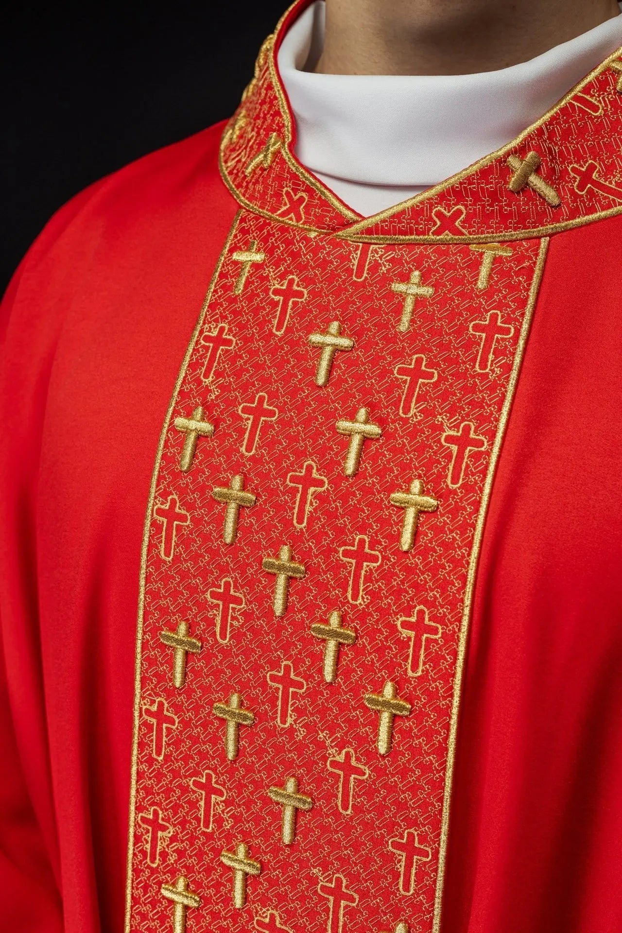 Casulla con cinturón ricamente bordado con cruces en color rojo