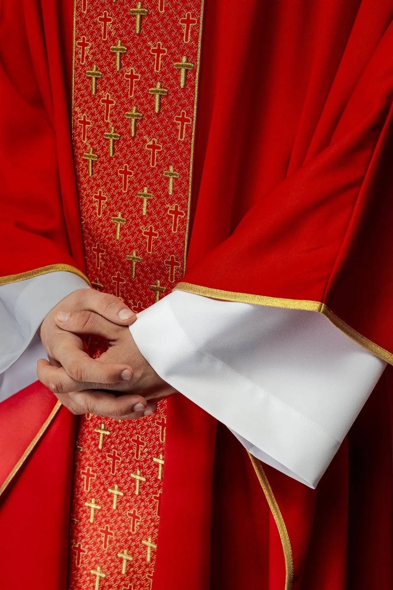 Casulla con cinturón ricamente bordado con cruces en color rojo