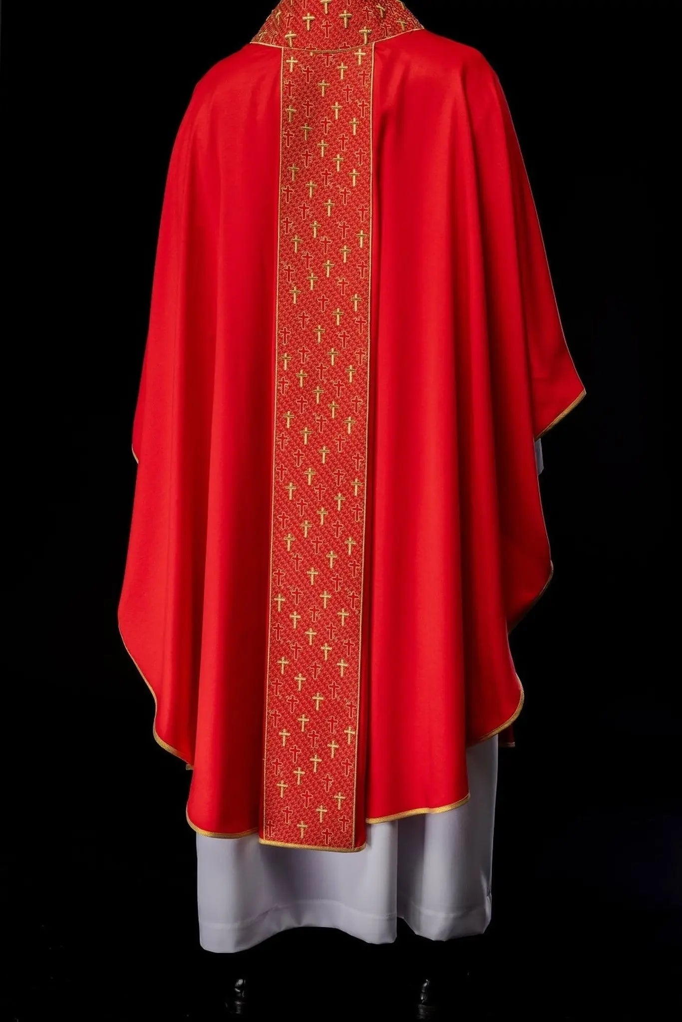 Casulla con cinturón ricamente bordado con cruces en color rojo