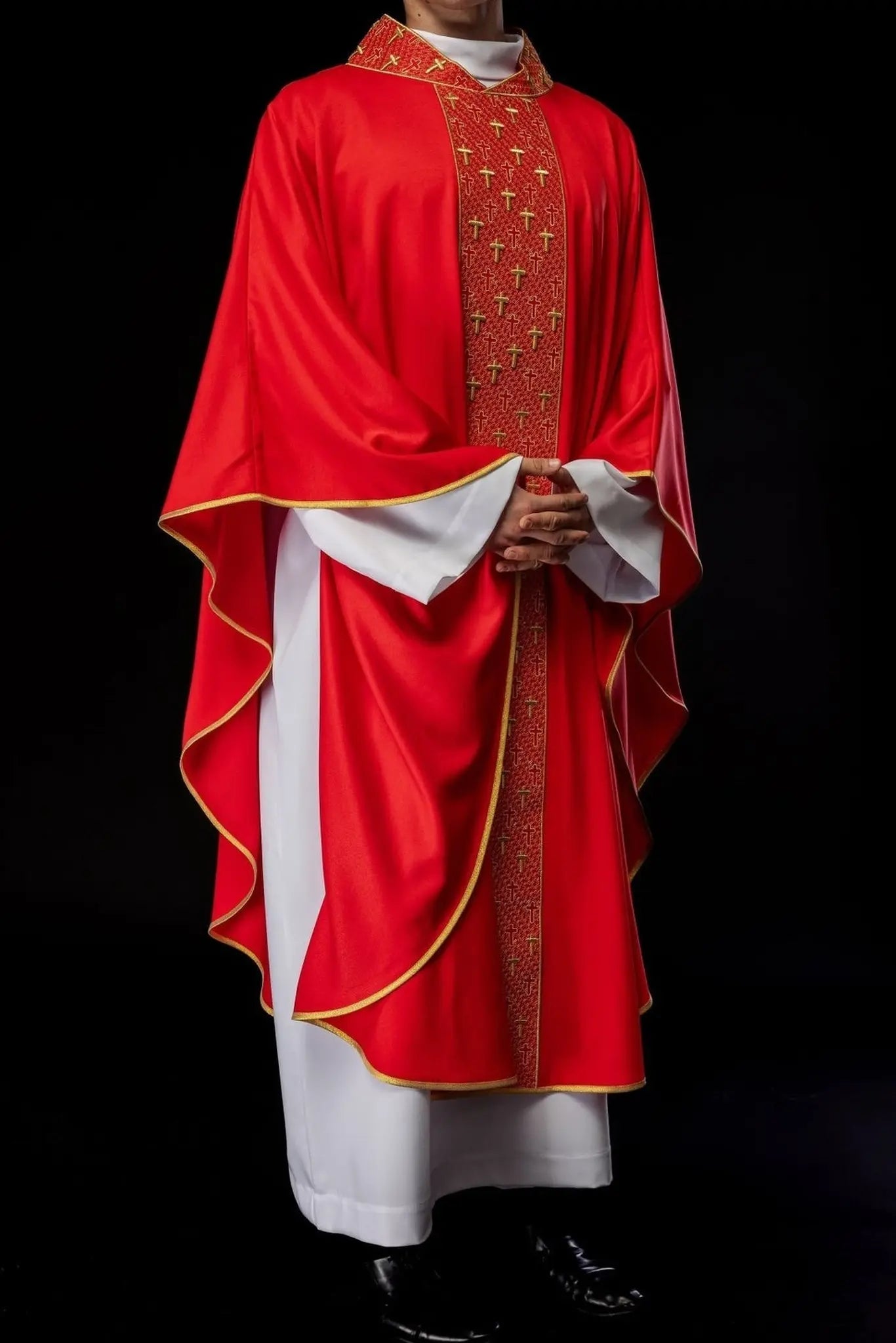 Casulla con cinturón ricamente bordado con cruces en color rojo