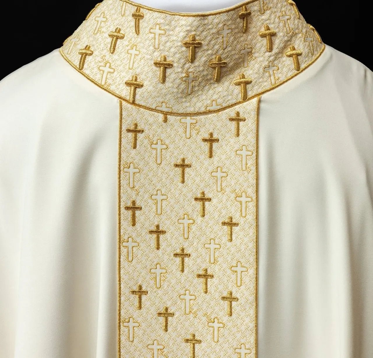 Casulla con cinturón ricamente bordado con cruces en color ecru