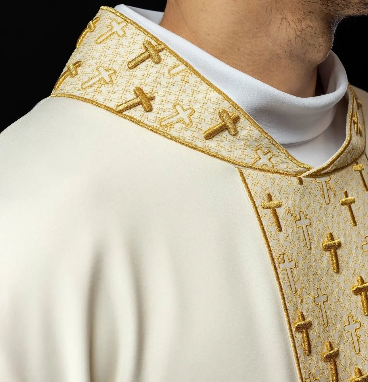 Casulla con cinturón ricamente bordado con cruces en color ecru