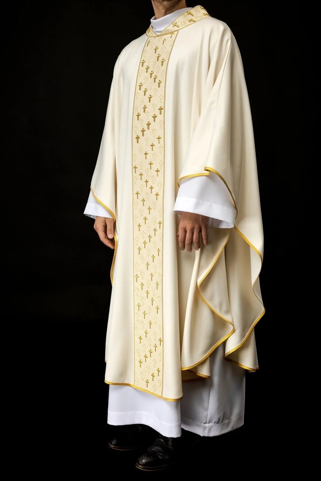 Casulla con cinturón ricamente bordado con cruces en color ecru