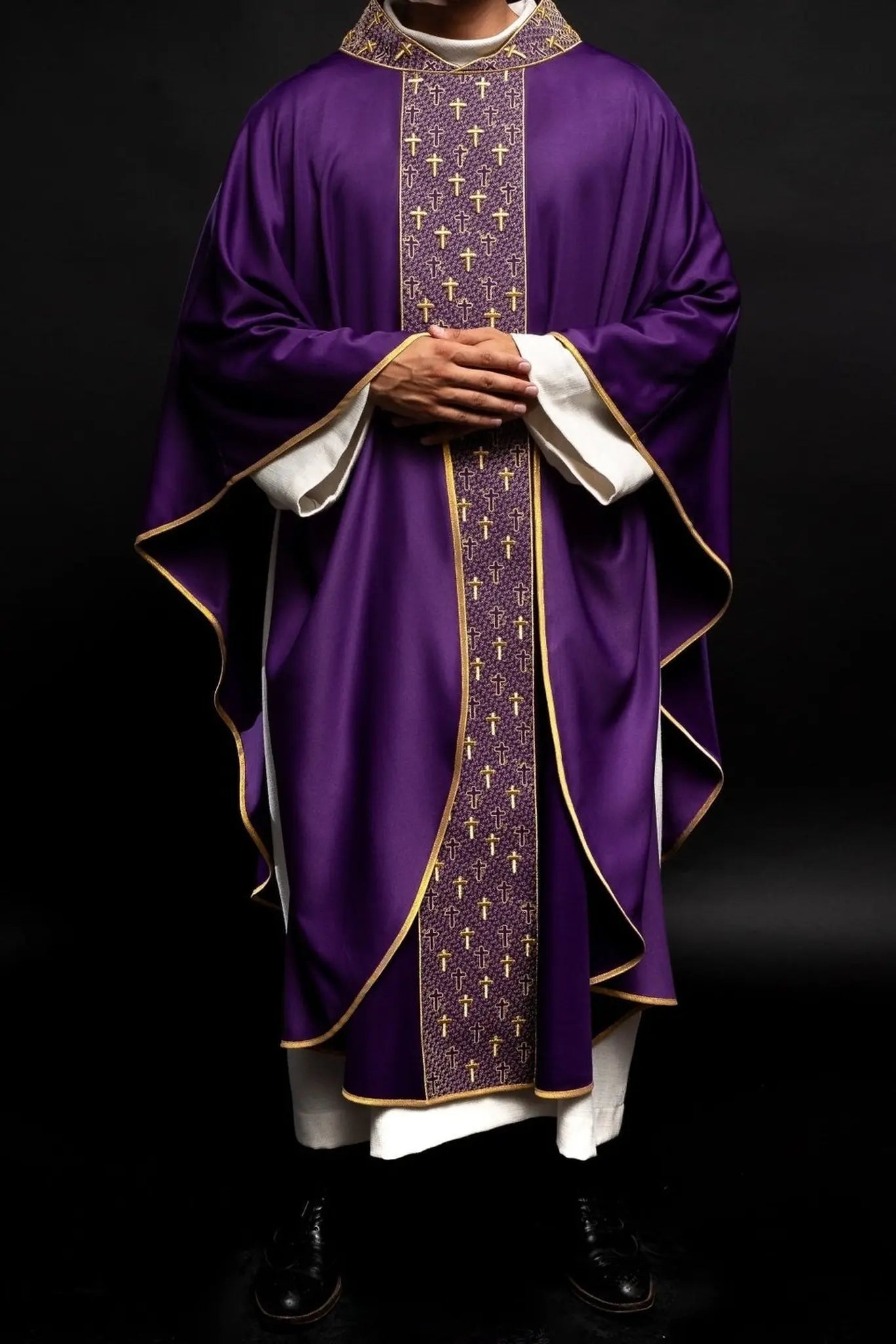 Casulla con cinturón ricamente bordado con cruces en color púrpura