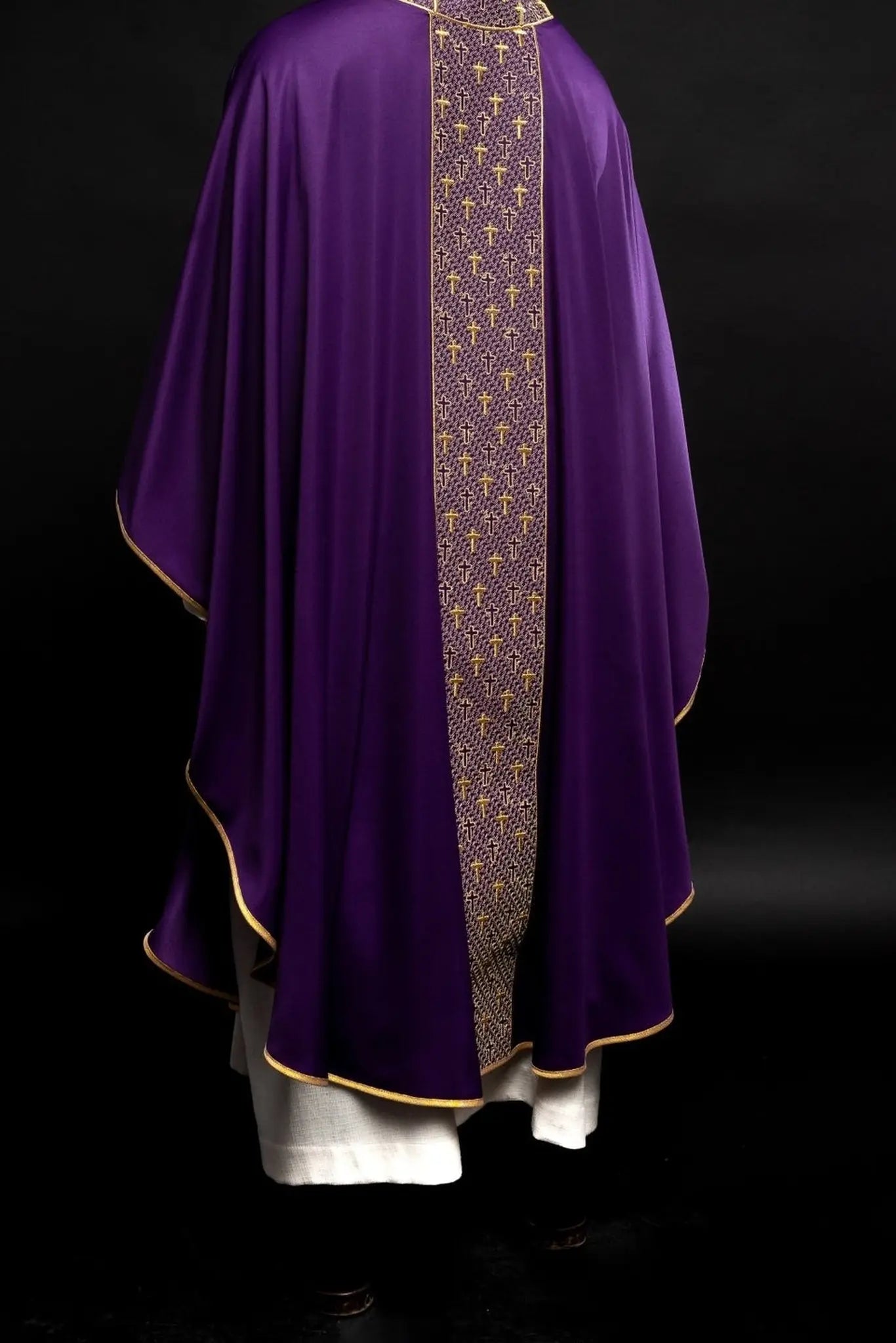 Casulla con cinturón ricamente bordado con cruces en color púrpura