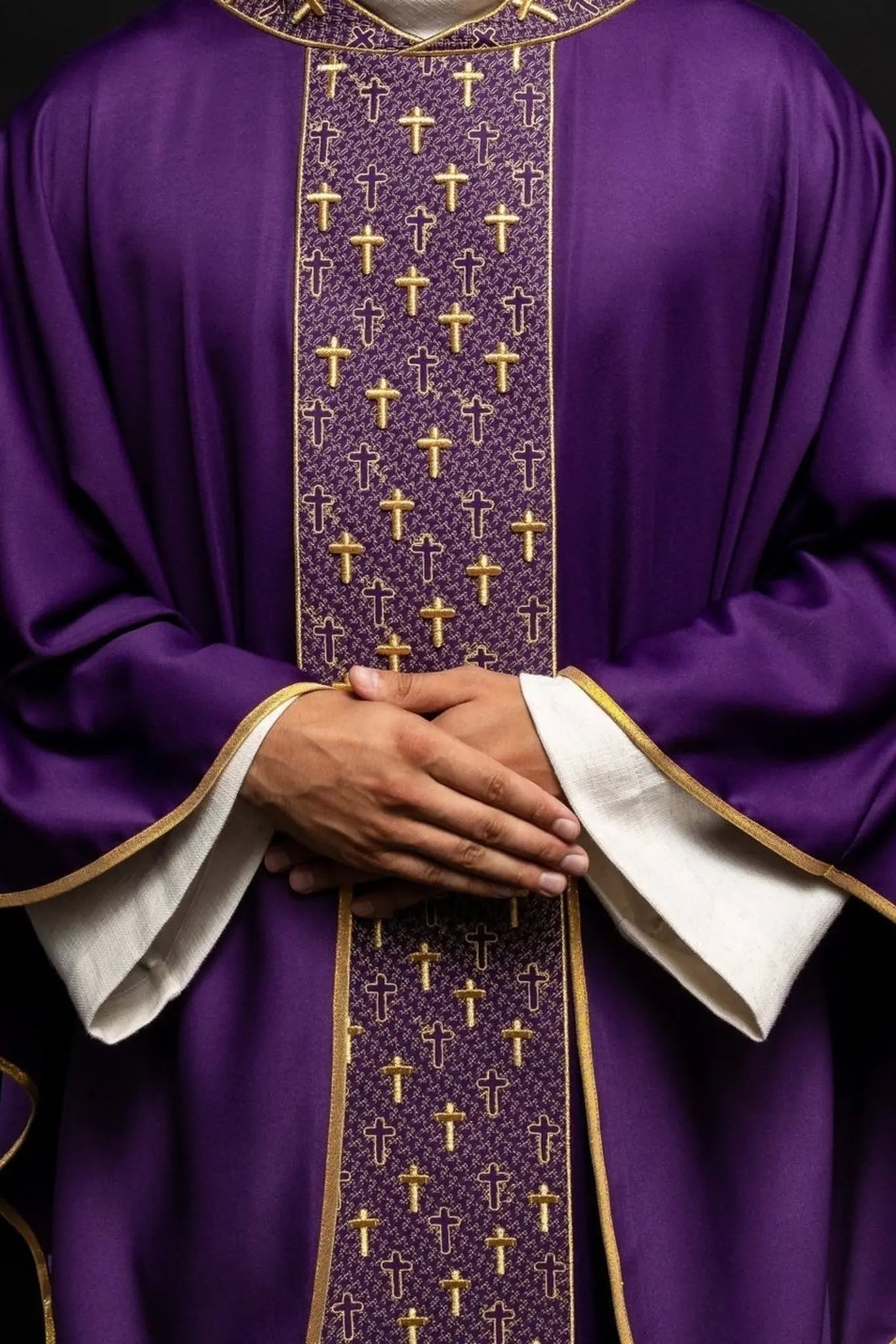 Casulla con cinturón ricamente bordado con cruces en color púrpura