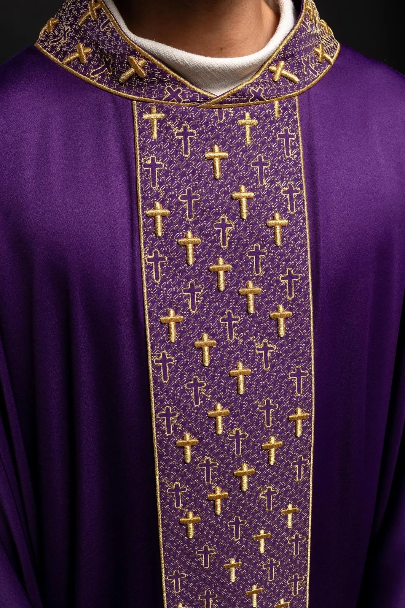 Casulla con cinturón ricamente bordado con cruces en color púrpura