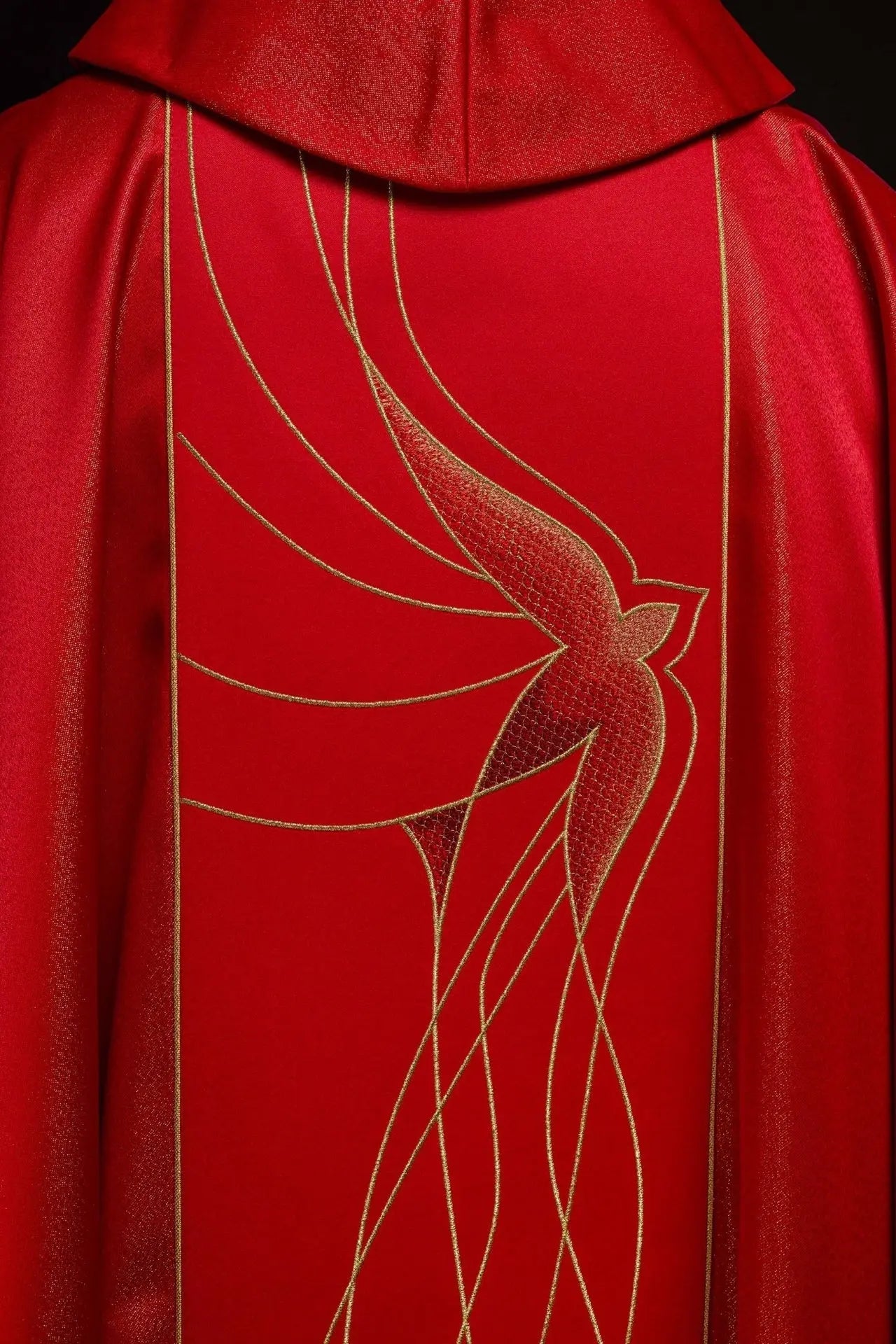 Casulla de tela brillante ricamente bordada en rojo