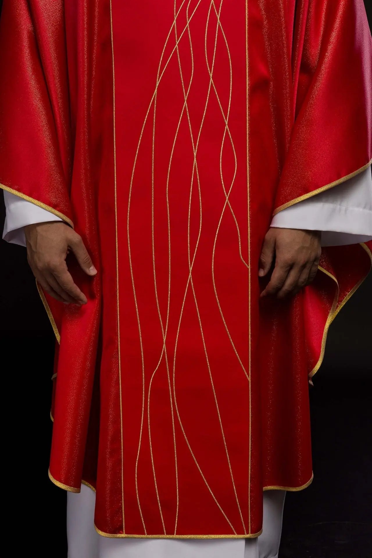 Casulla de tela brillante ricamente bordada en rojo