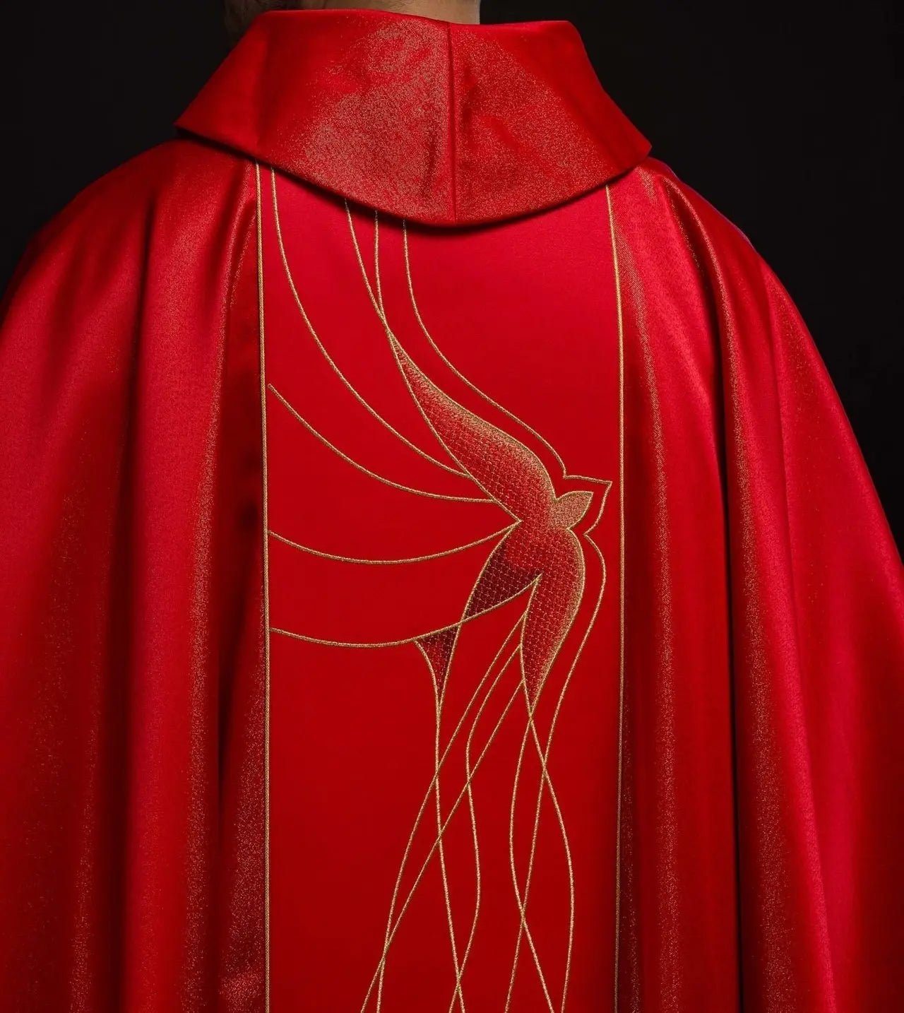 Casulla de tela brillante ricamente bordada en rojo