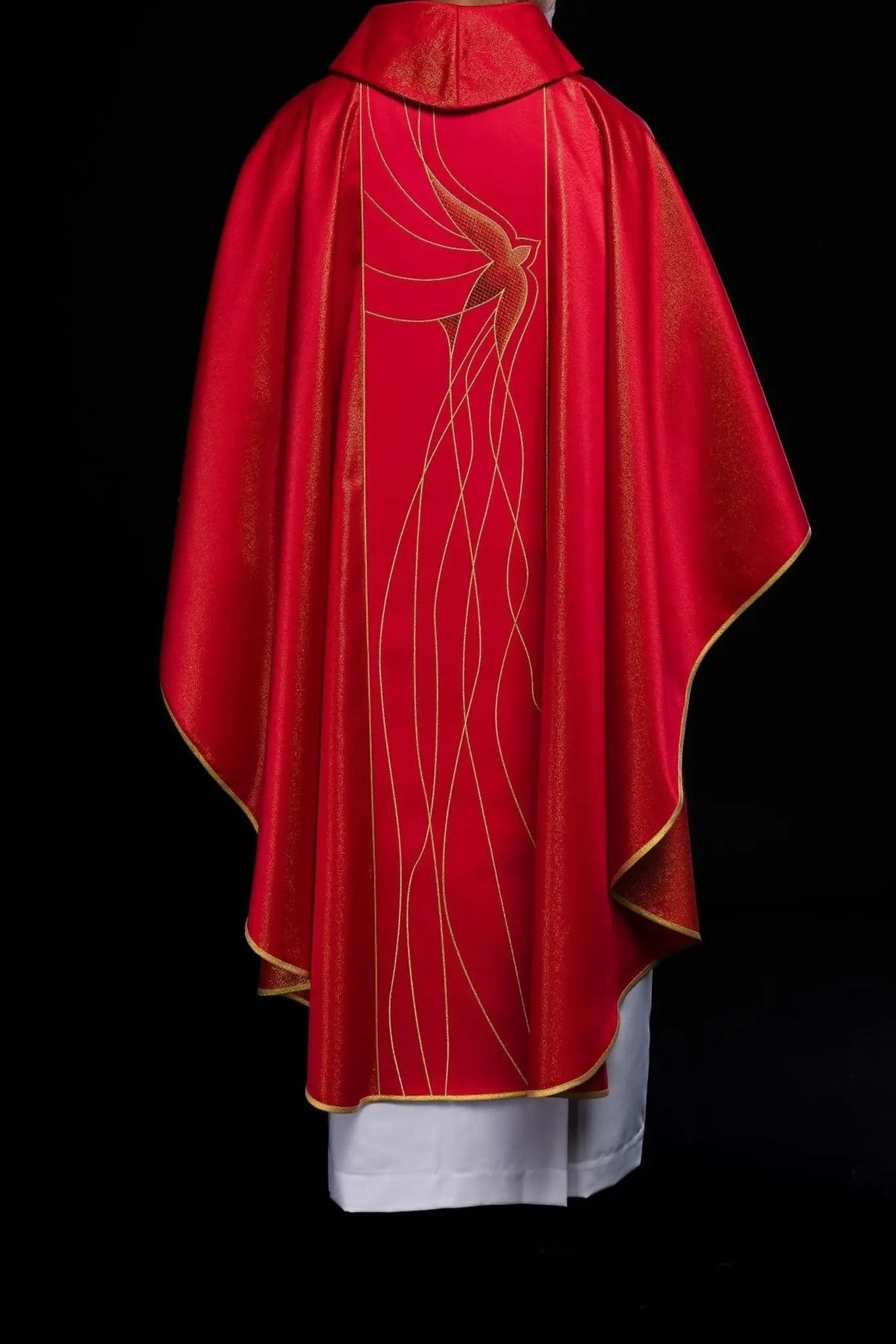 Casulla de tela brillante ricamente bordada en rojo
