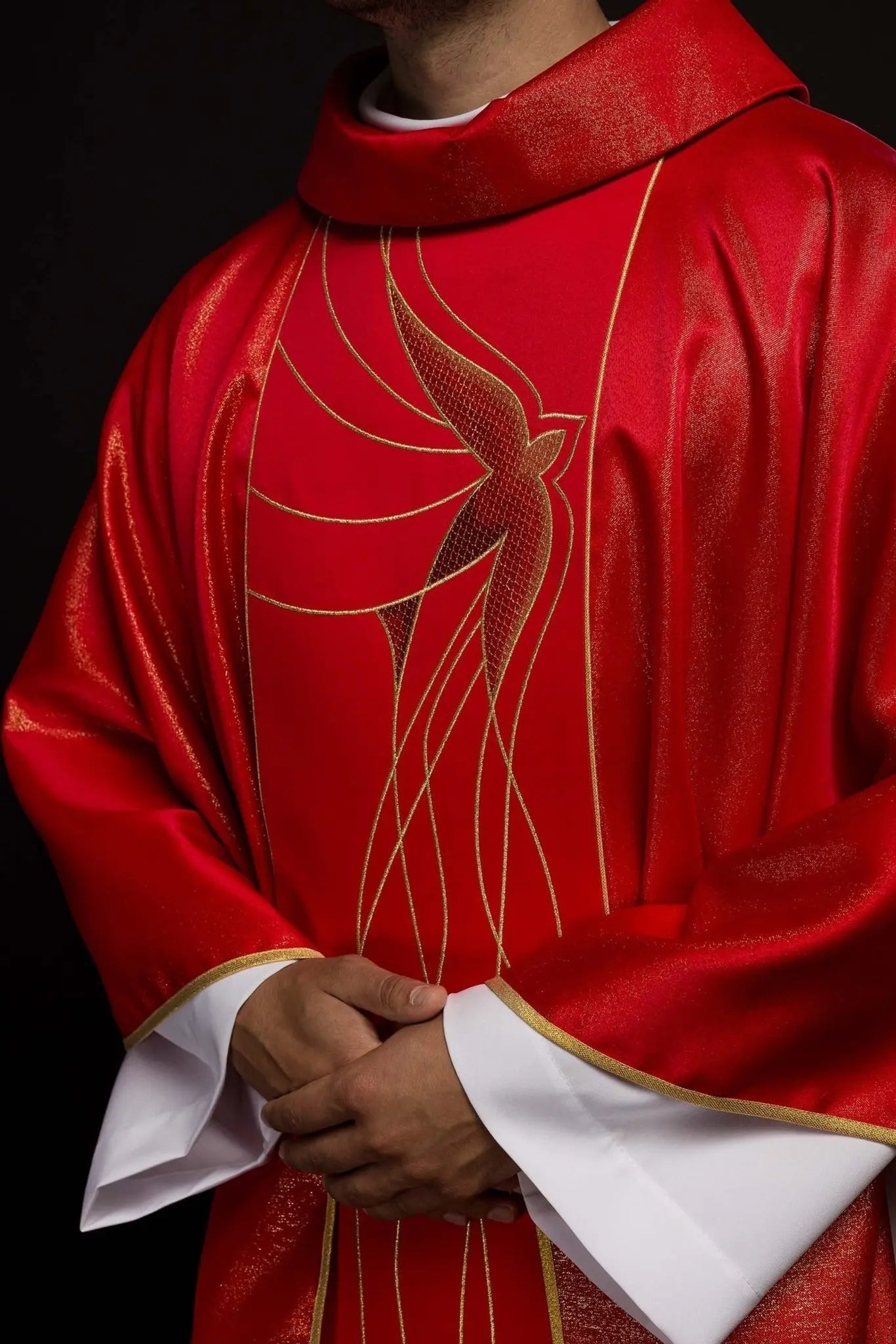 Casulla de tela brillante ricamente bordada en rojo