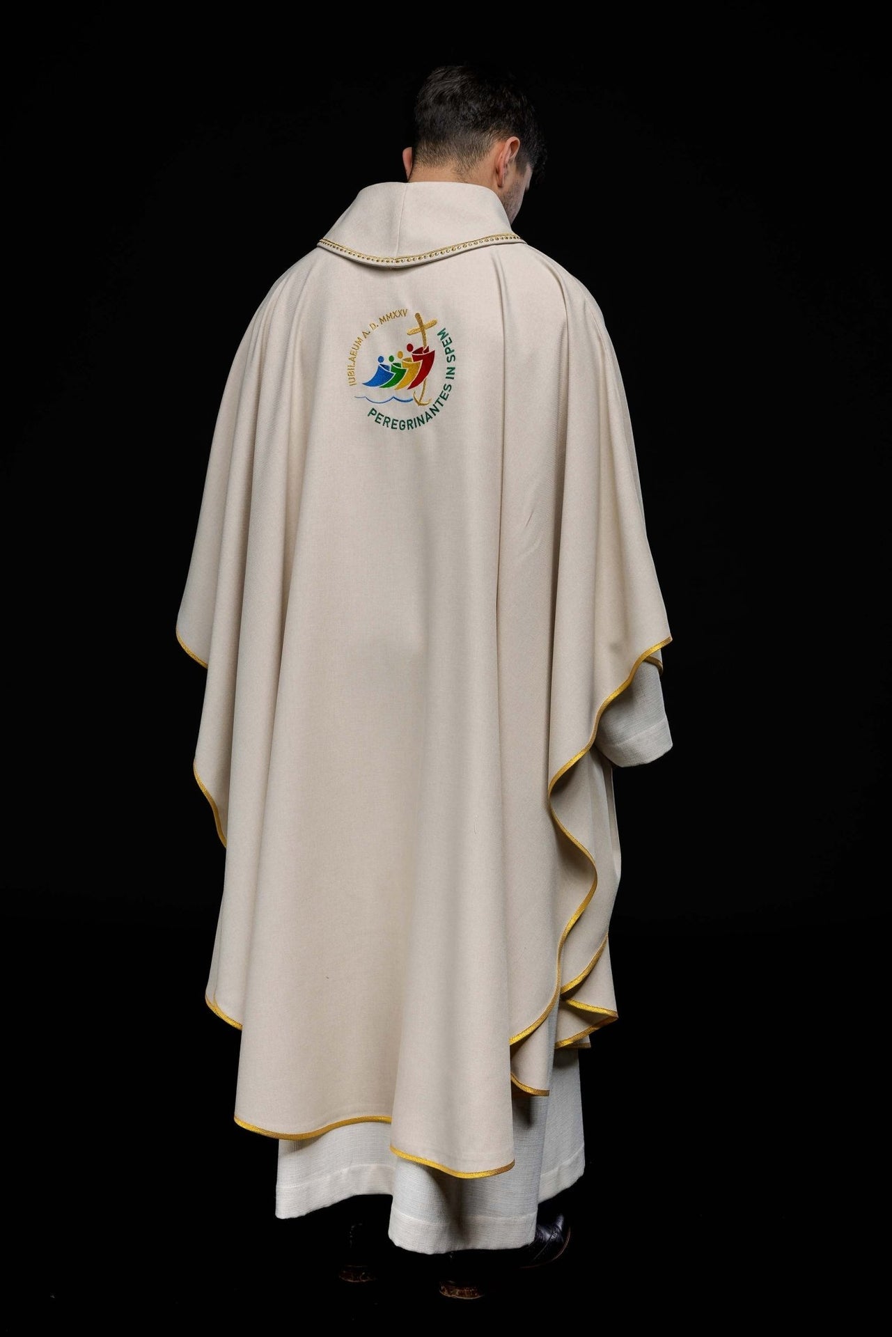 Ornat z haftem JUBILEUSZ RZYM 2025 z lamówką na kołnierzu w kolorze ecru