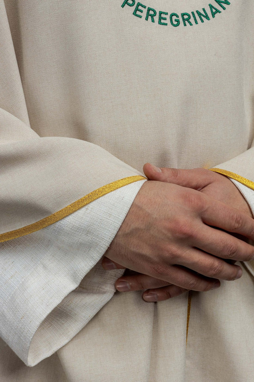 Ornat z haftem JUBILEUSZ RZYM 2025 z lamówką na kołnierzu w kolorze ecru