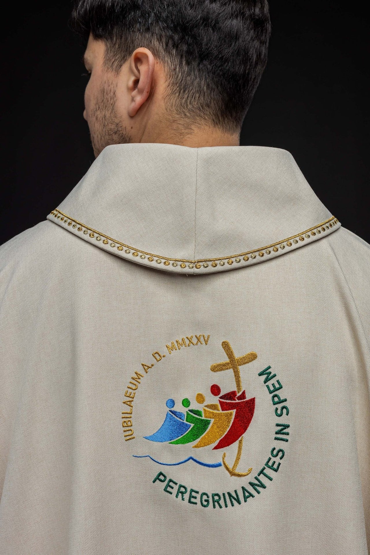 Ornat z haftem JUBILEUSZ RZYM 2025 z lamówką na kołnierzu w kolorze ecru