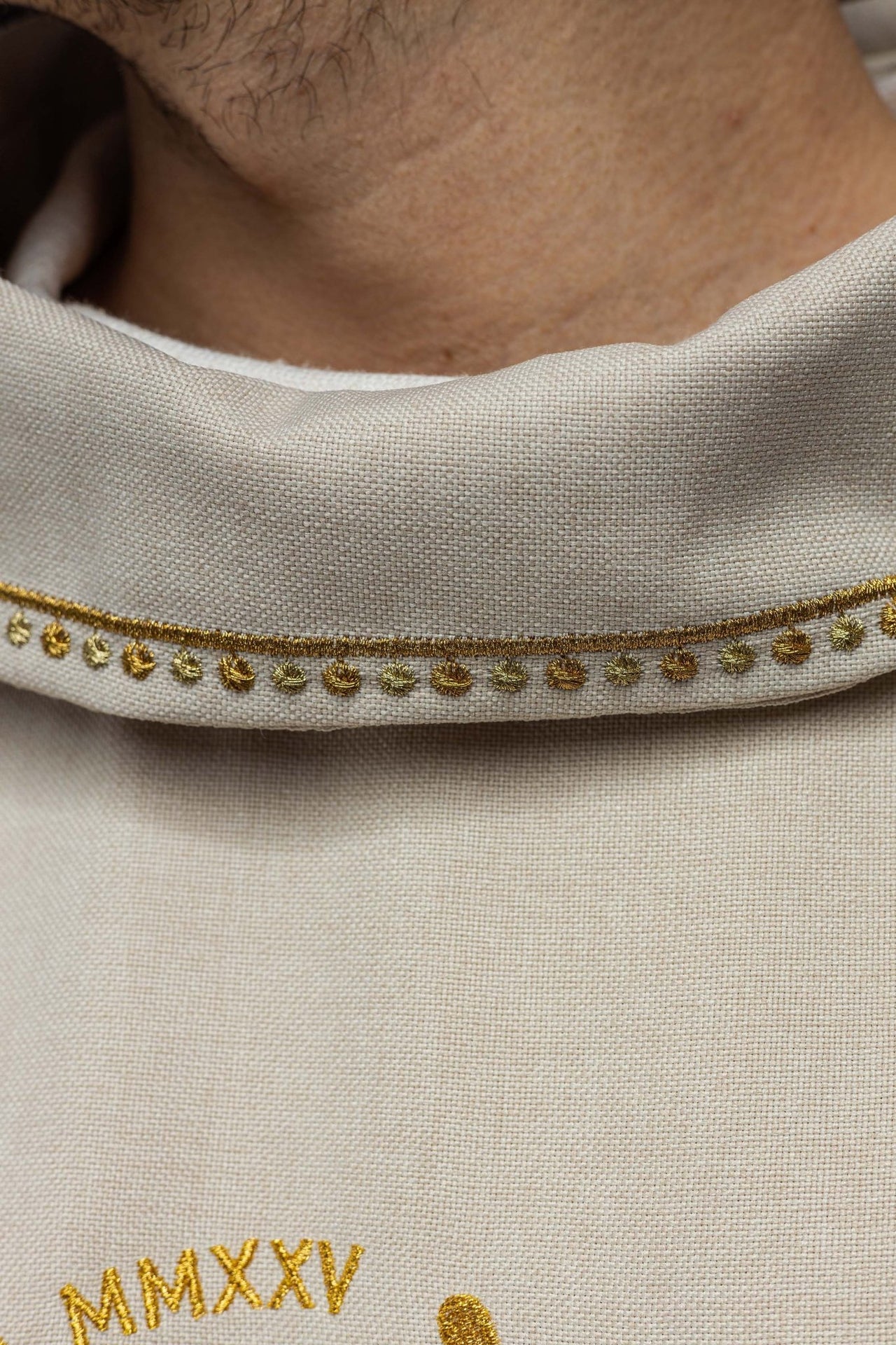 Ornat z haftem JUBILEUSZ RZYM 2025 z lamówką na kołnierzu w kolorze ecru