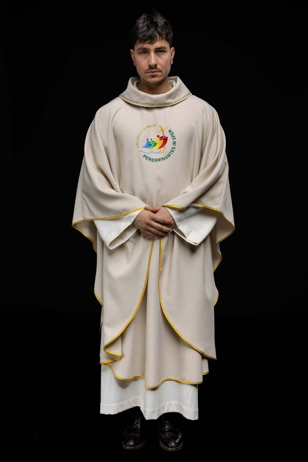 Ornat z haftem JUBILEUSZ RZYM 2025 z lamówką na kołnierzu w kolorze ecru