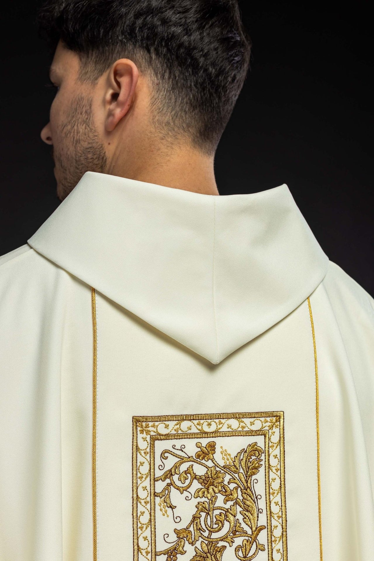 Ornat z haftem kielicha eucharystycznego w kolorze ecru