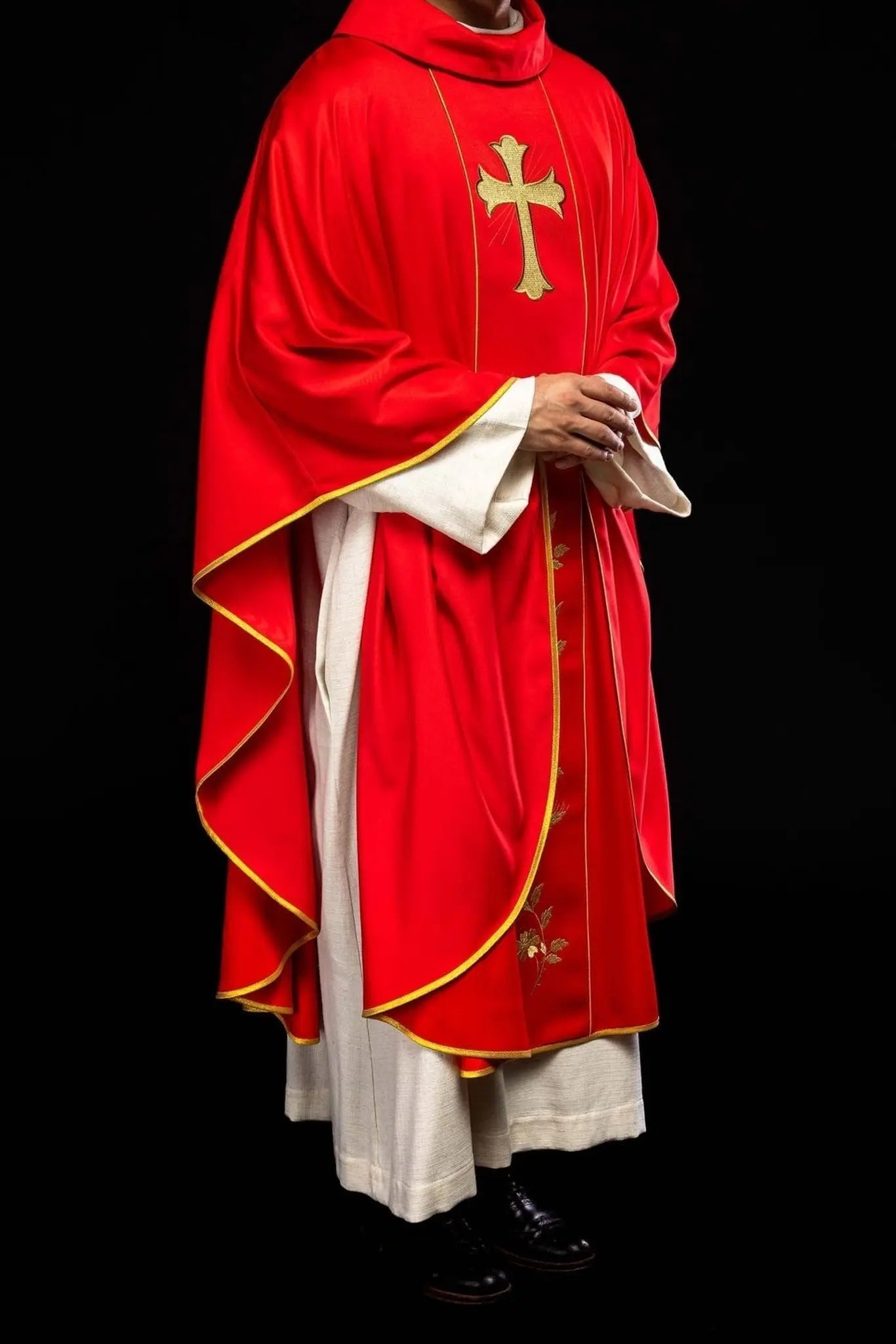 Casulla con cruz bordada y orejas en rojo