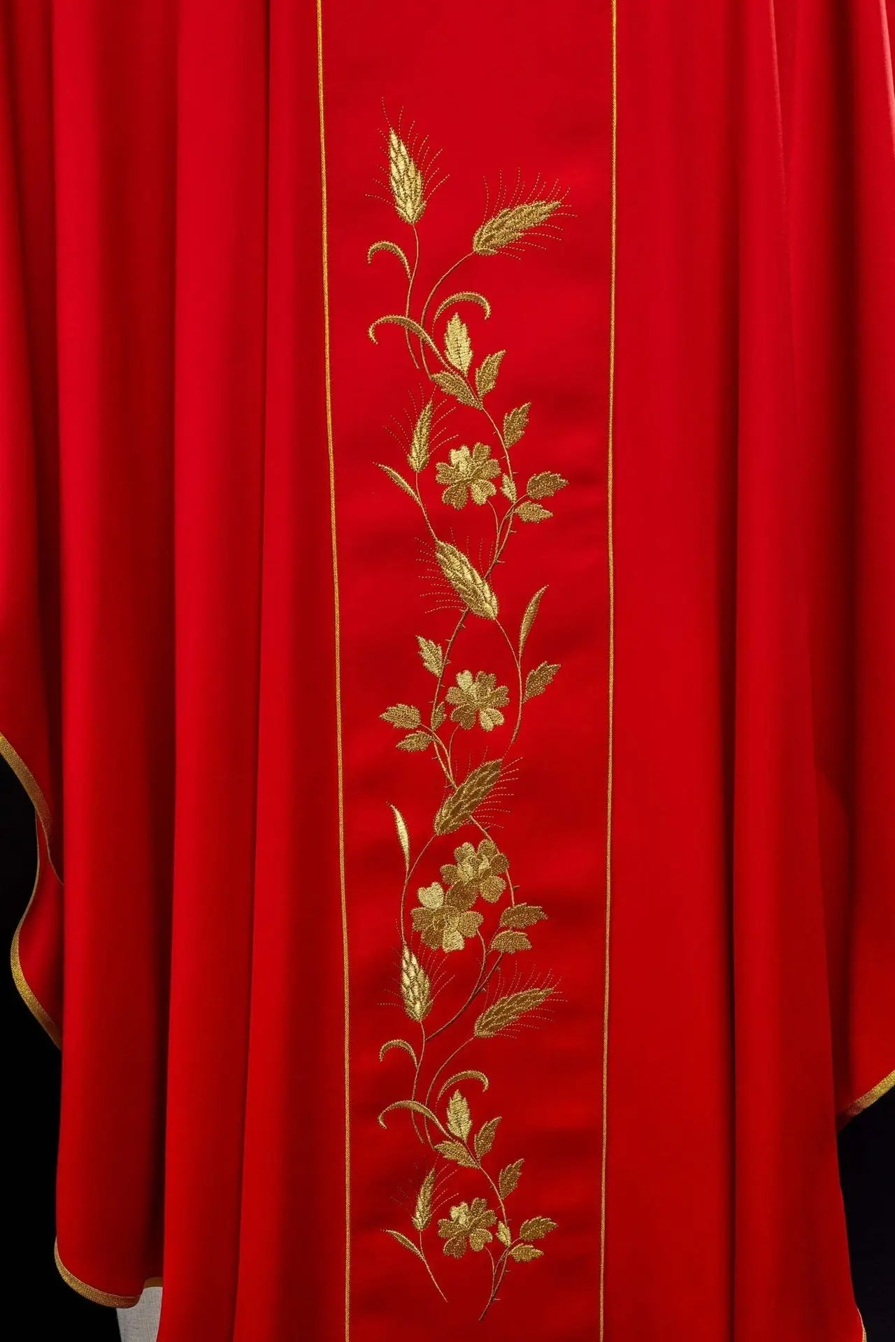 Casulla con cruz bordada y orejas en rojo