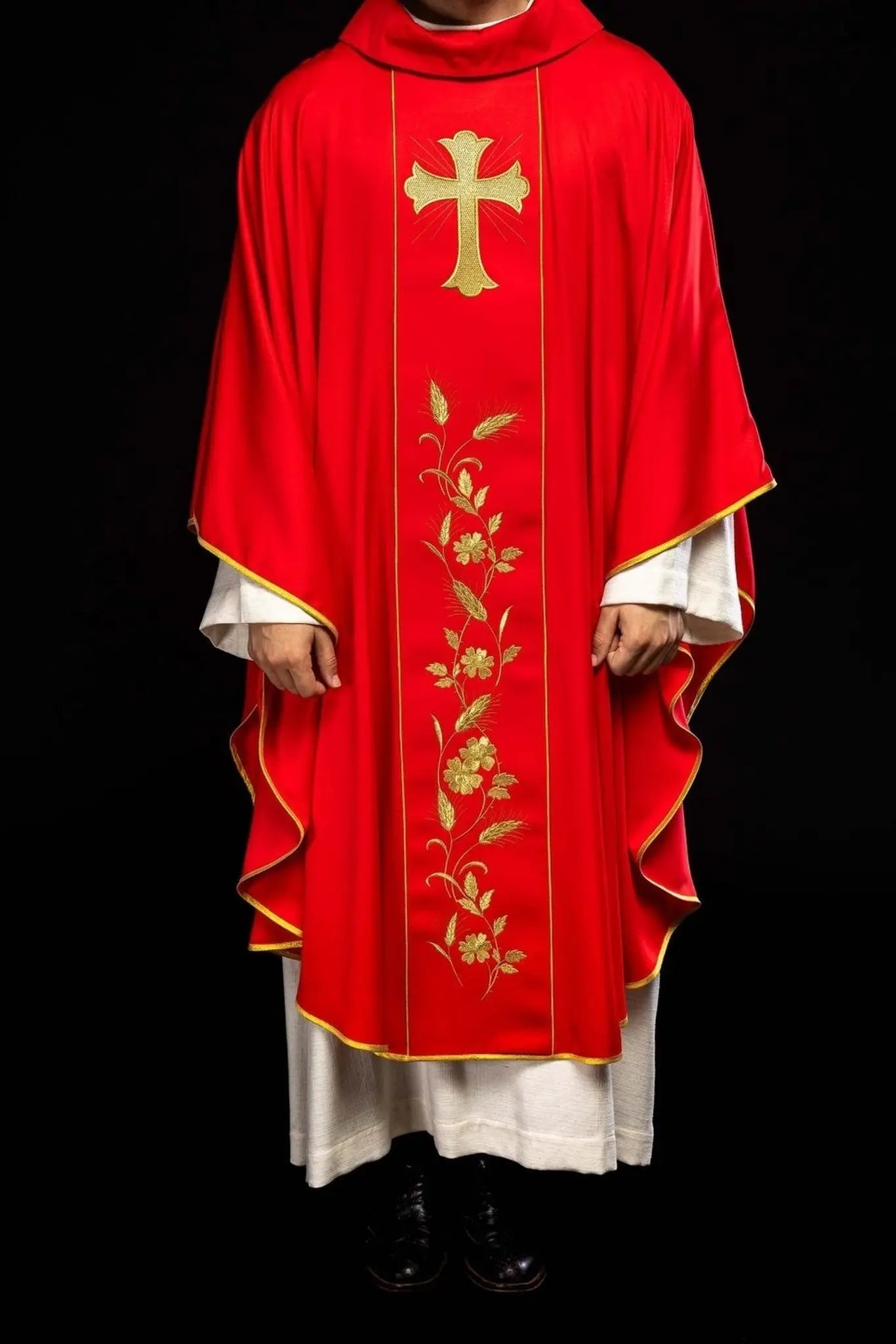 Casulla con cruz bordada y orejas en rojo