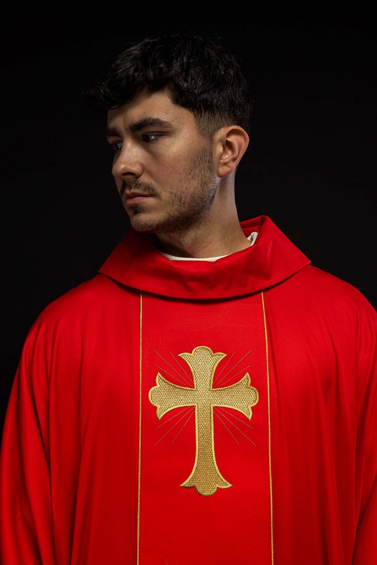 Ornat z haftowanym krzyżem i kłosami w kolorze czerwonym