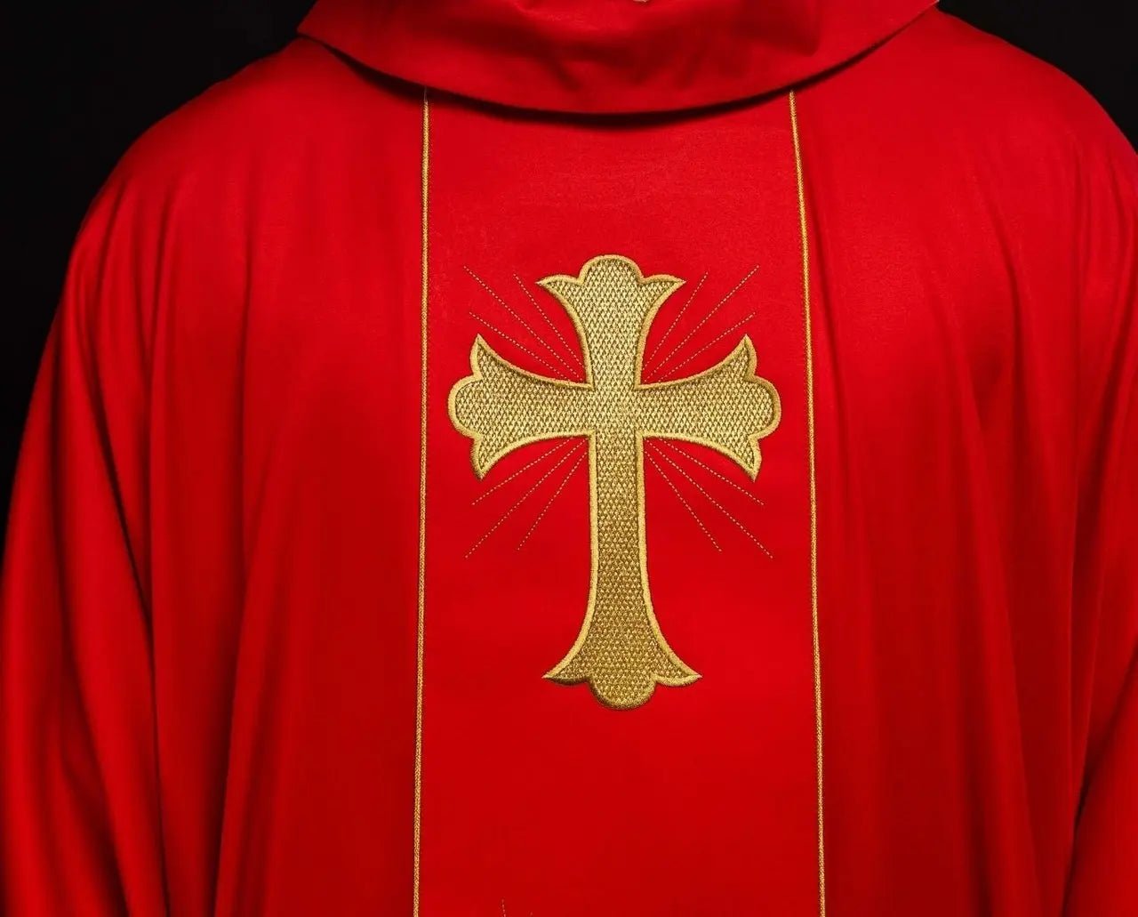 Casulla con cruz bordada y orejas en rojo