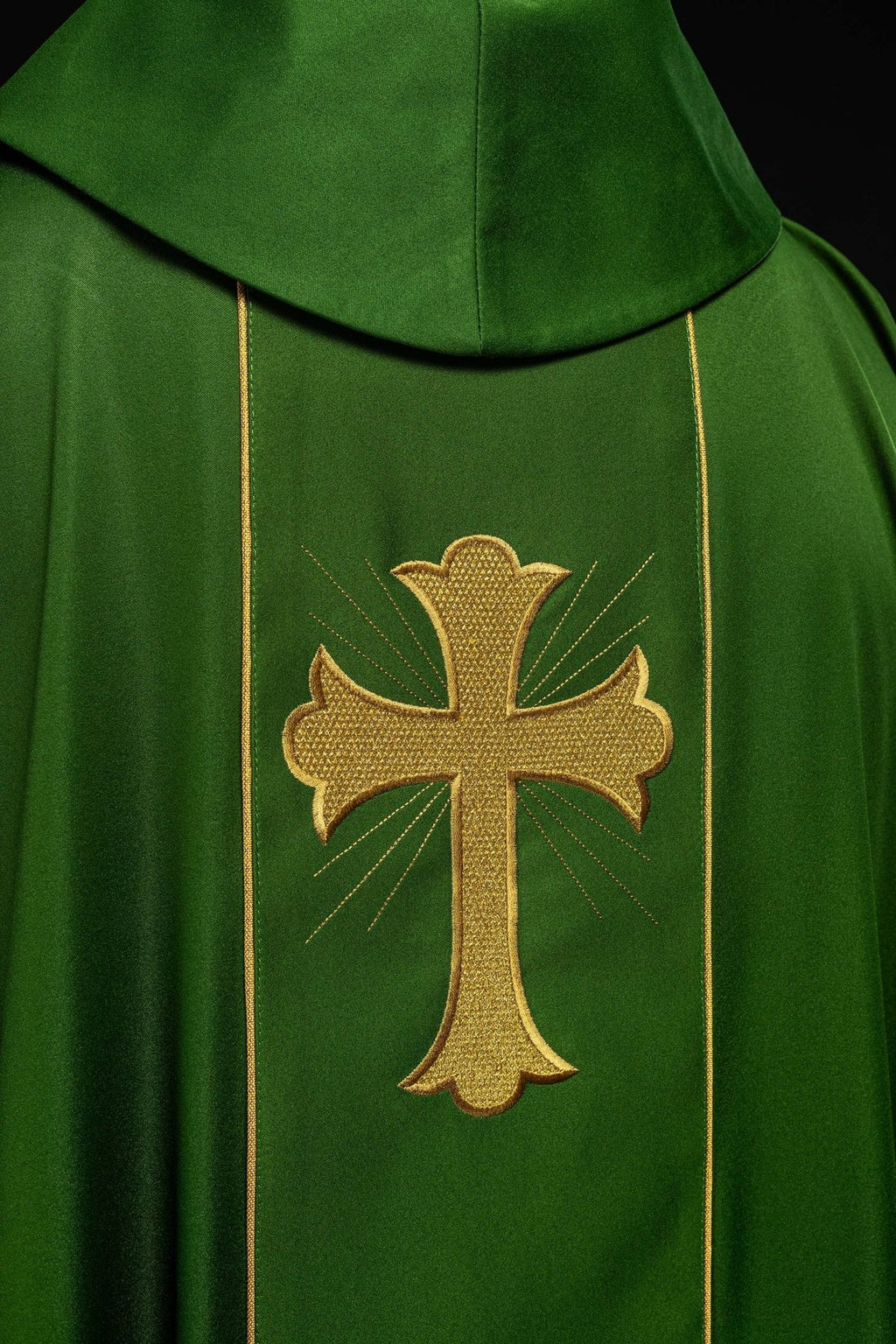 Ornat z haftowanym krzyżem i kłosami w kolorze zielonym